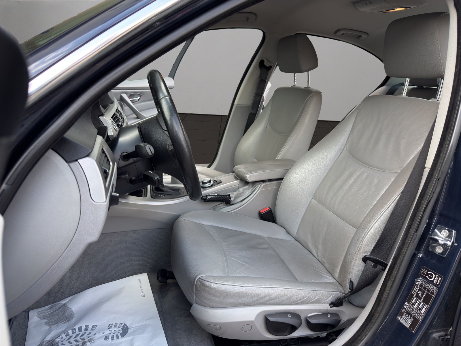 BMW 325xi-image-8
