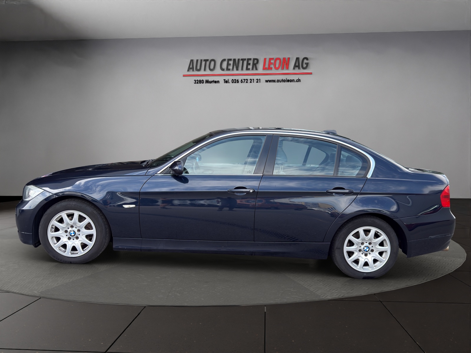 BMW 325xi-showroom-element-2