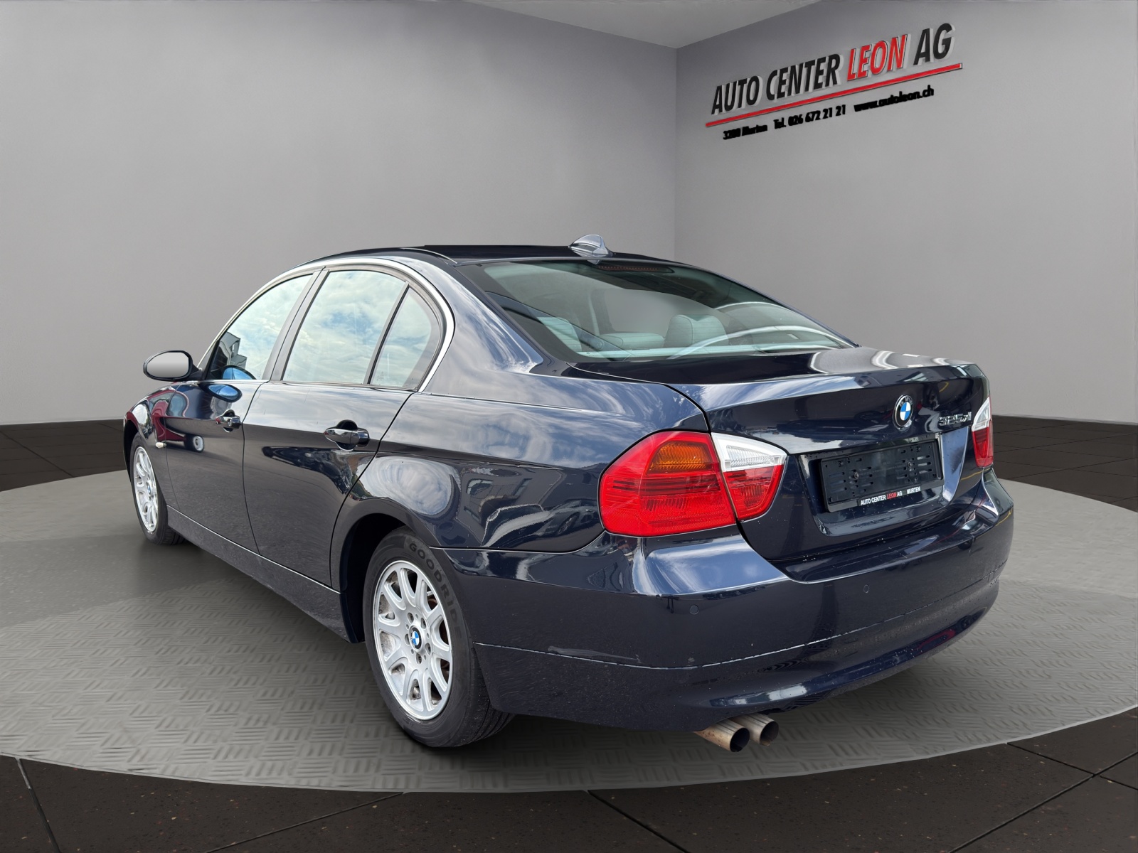 BMW 325xi-showroom-element-3