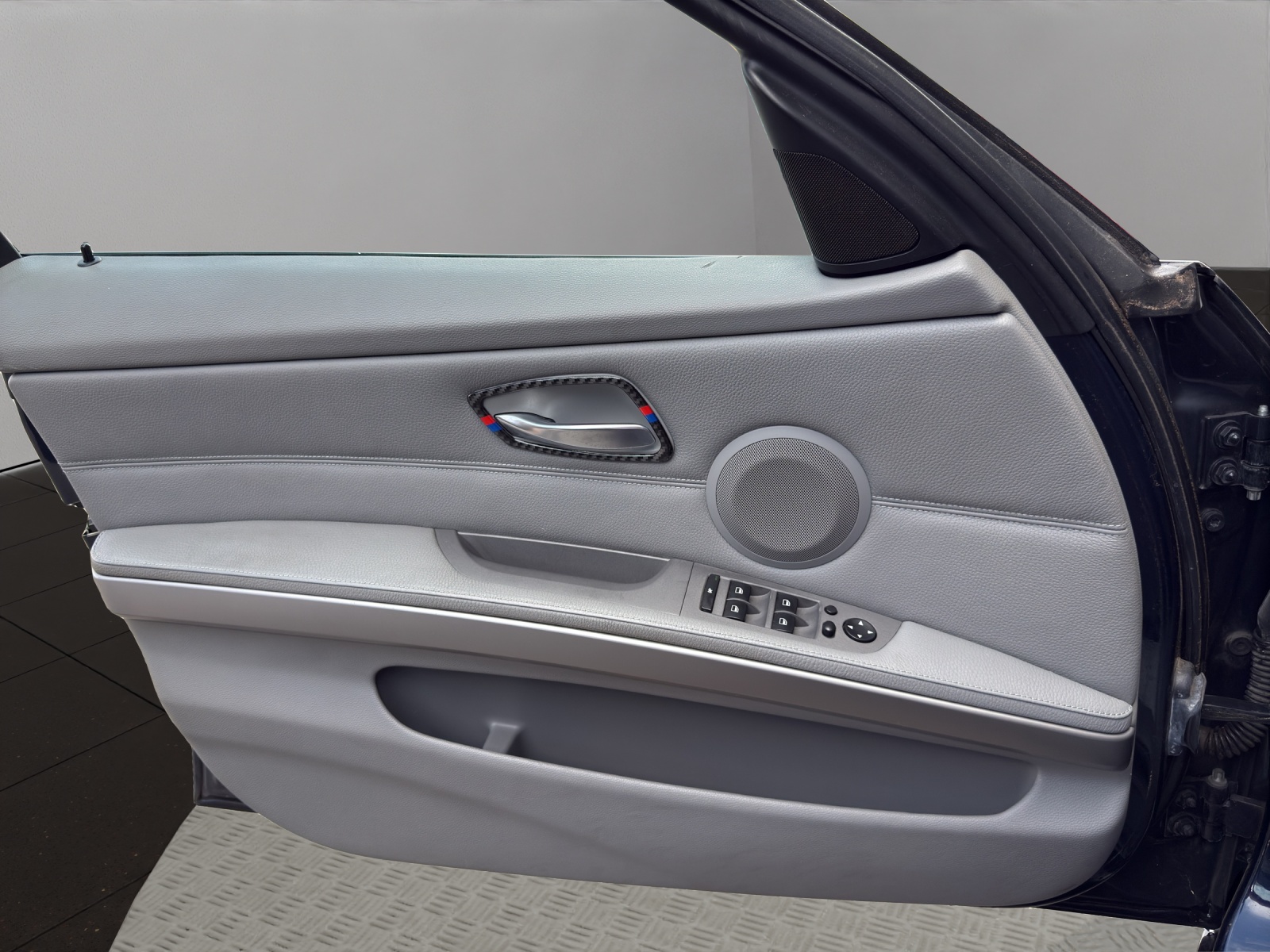 BMW 325xi-image-11