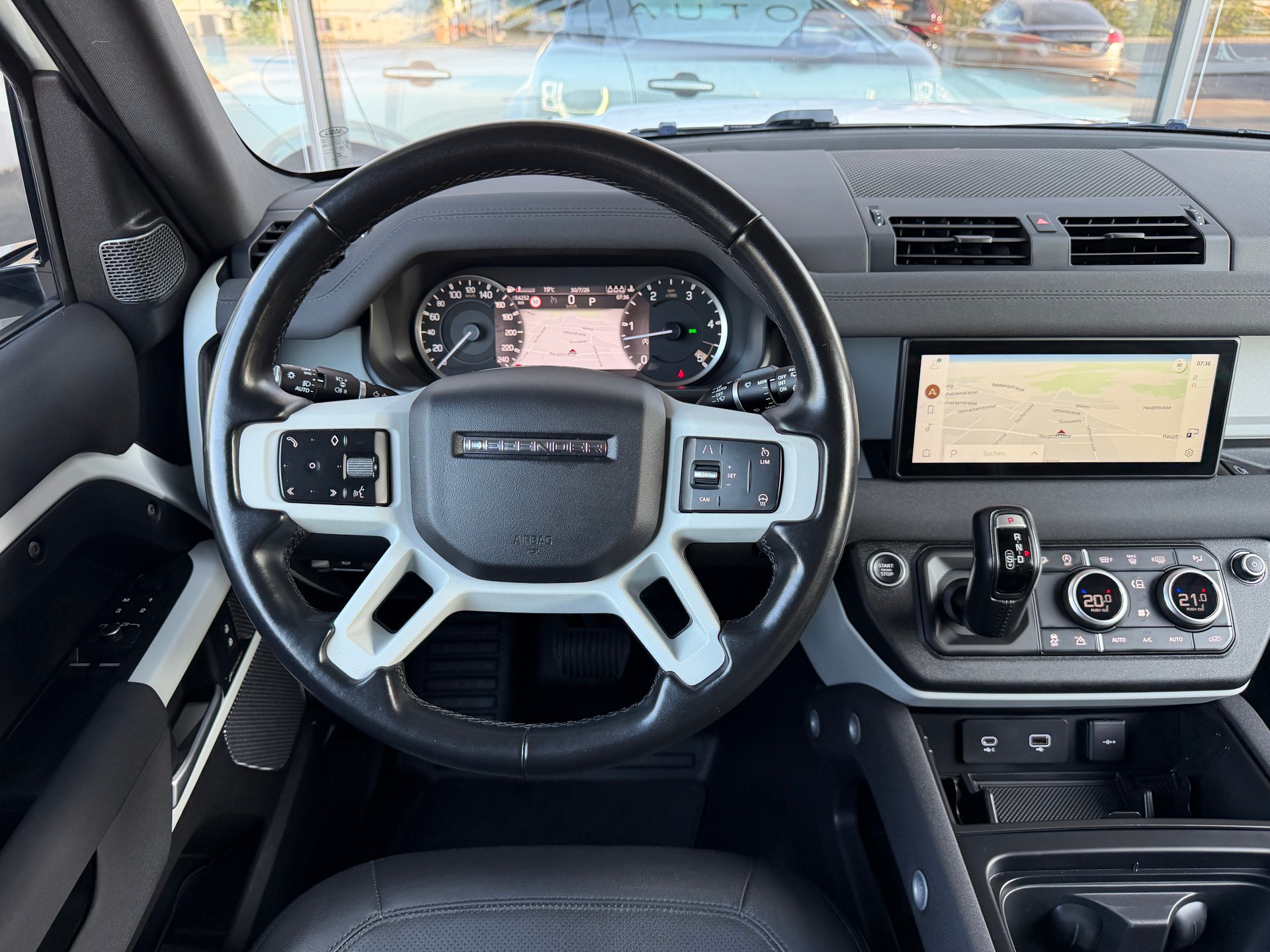 LAND ROVER Defender 90 3.0D I6 200 SE AT8-image-14