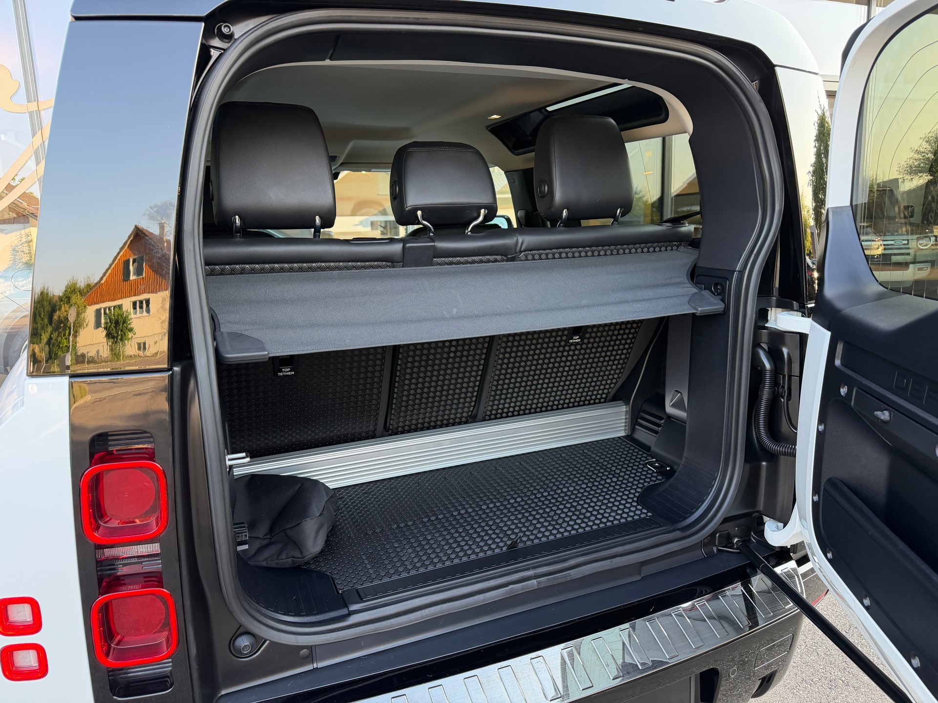 LAND ROVER Defender 90 3.0D I6 200 SE AT8-image-28