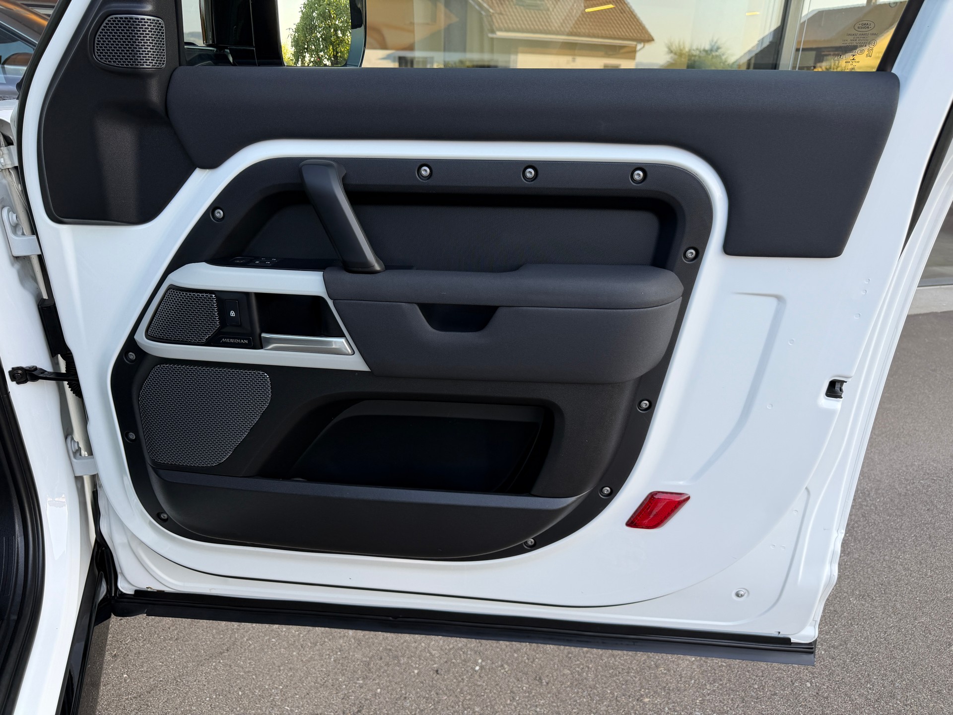 LAND ROVER Defender 90 3.0D I6 200 SE AT8-image-22
