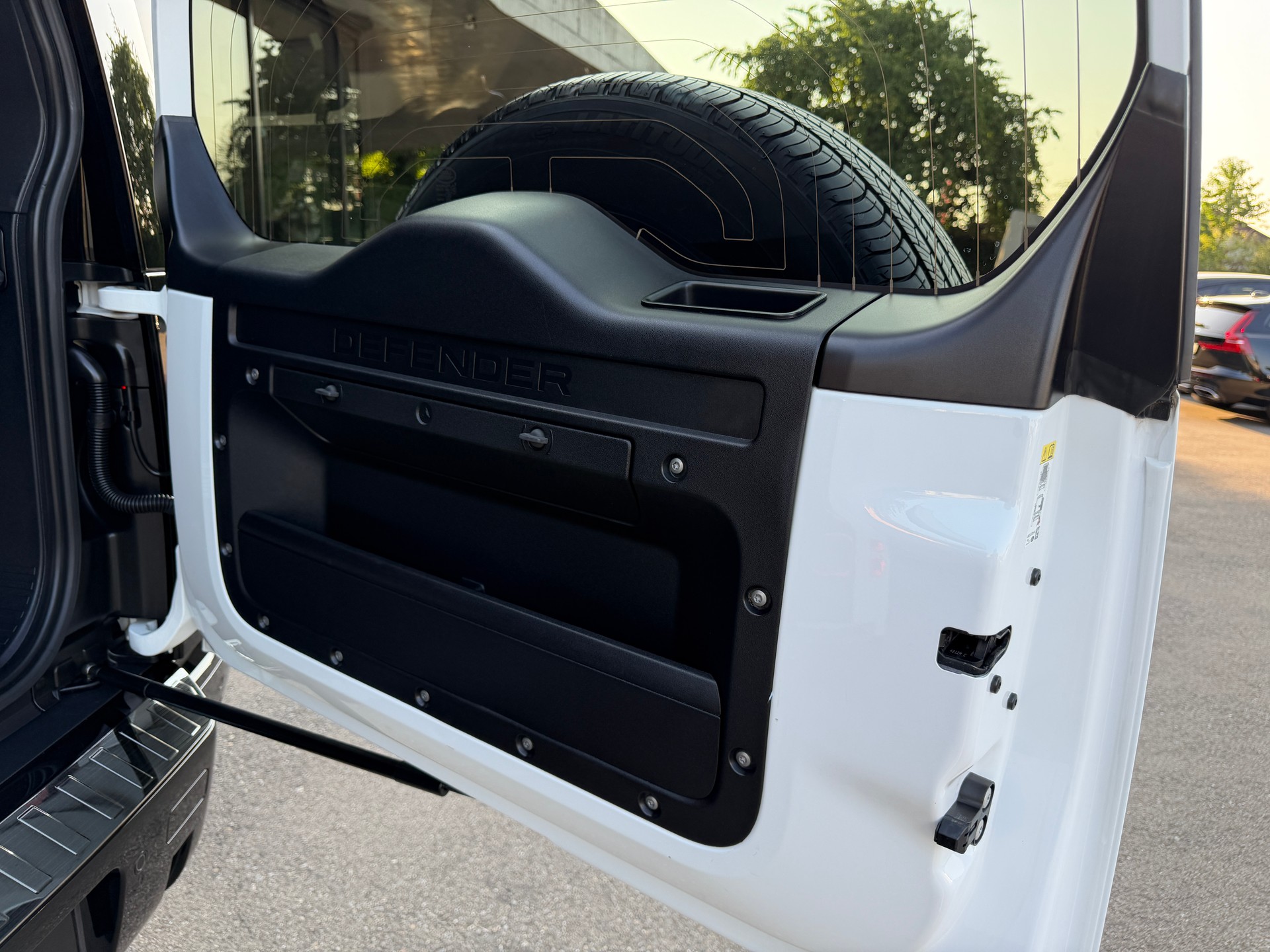 LAND ROVER Defender 90 3.0D I6 200 SE AT8-image-13