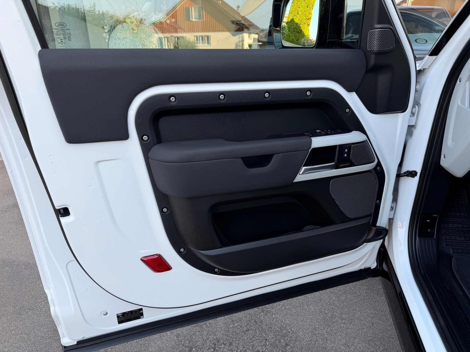 LAND ROVER Defender 90 3.0D I6 200 SE AT8-image-18