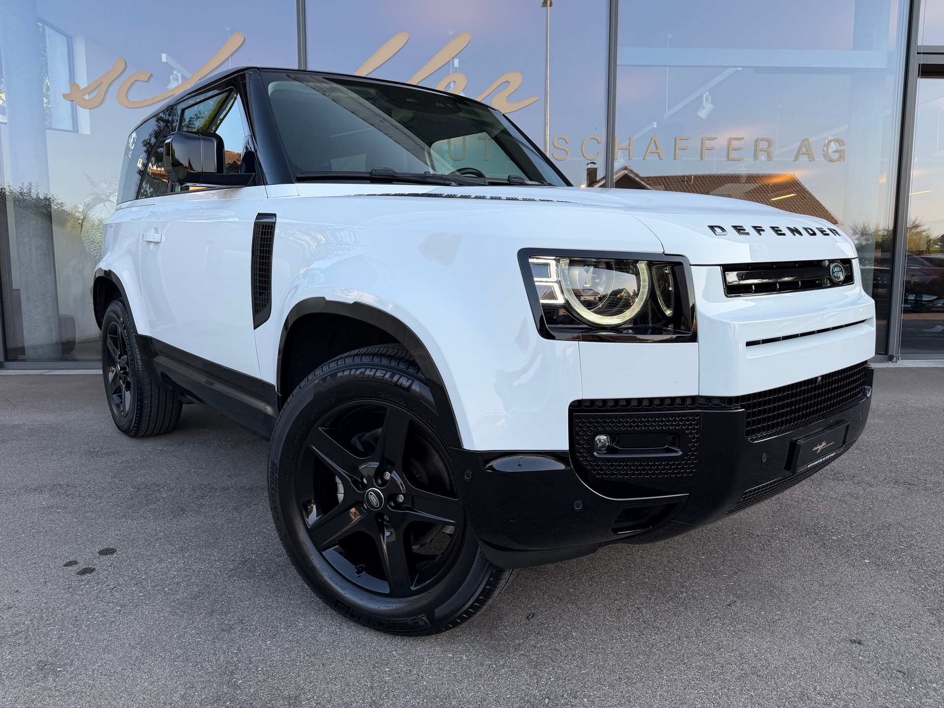LAND ROVER Defender 90 3.0D I6 200 SE AT8-showroom-element-3