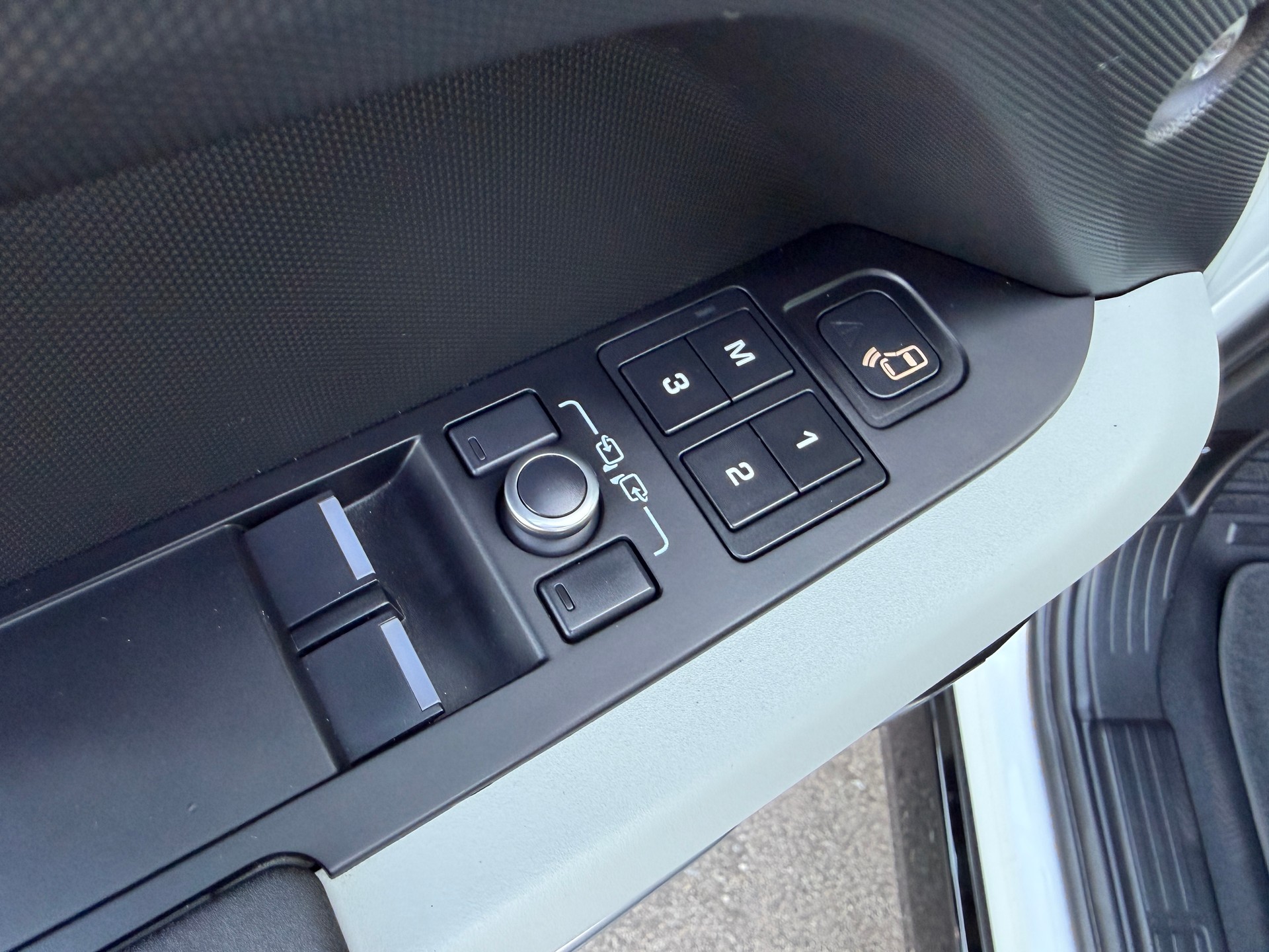 LAND ROVER Defender 90 3.0D I6 200 SE AT8-image-21