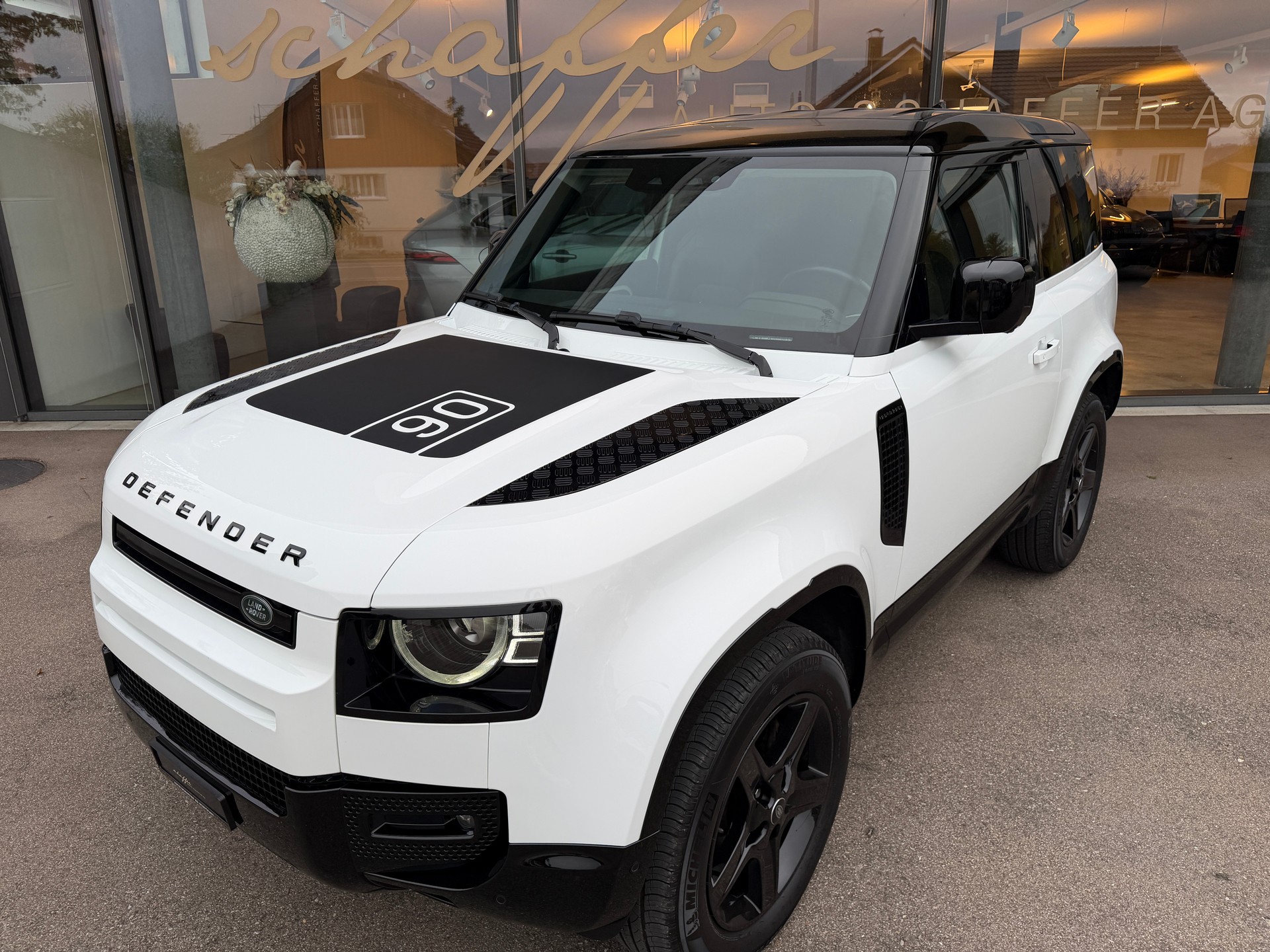 LAND ROVER Defender 90 3.0D I6 200 SE AT8-showroom-element-2