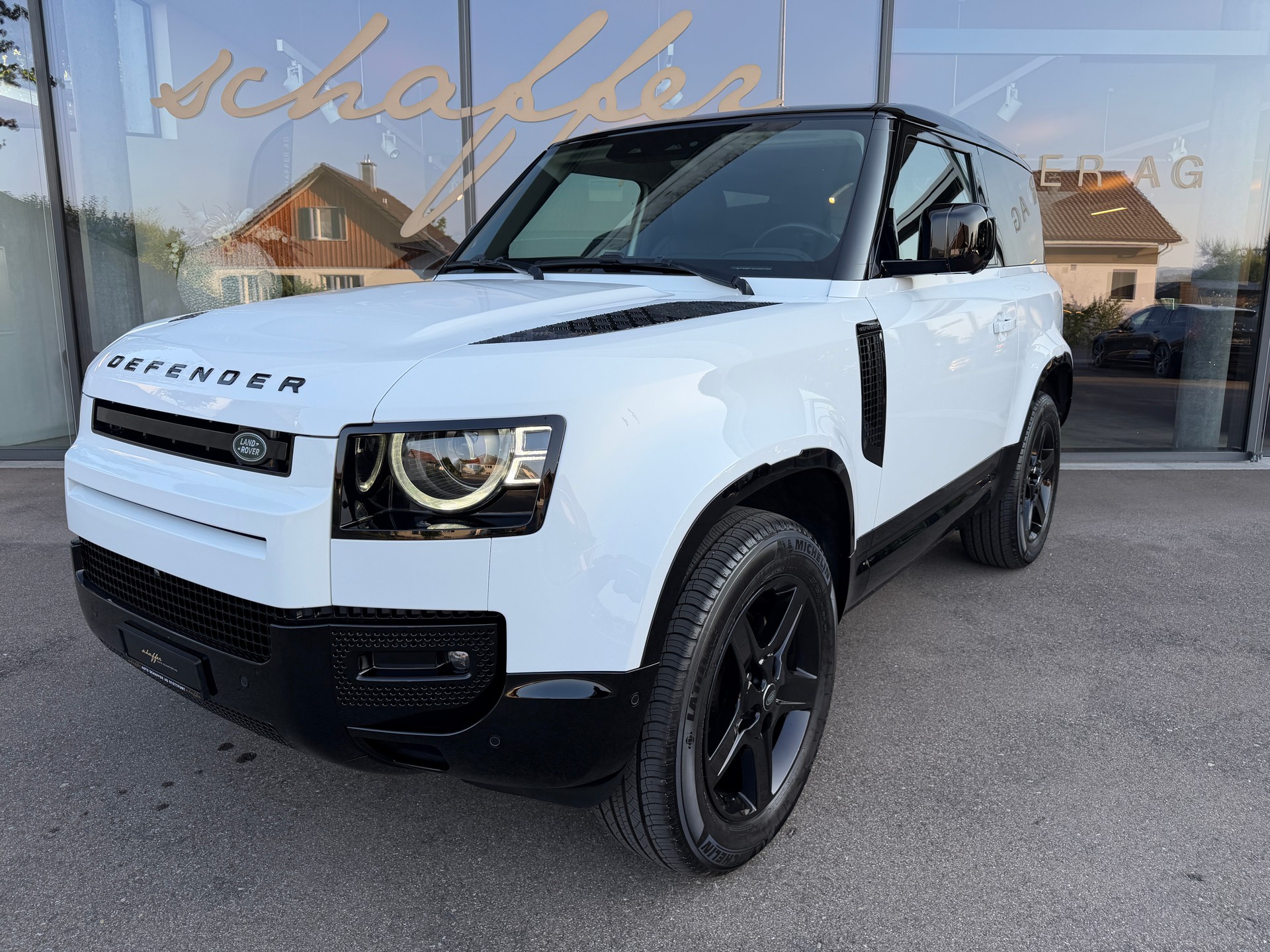 LAND ROVER Defender 90 3.0D I6 200 SE AT8-showroom-element-1