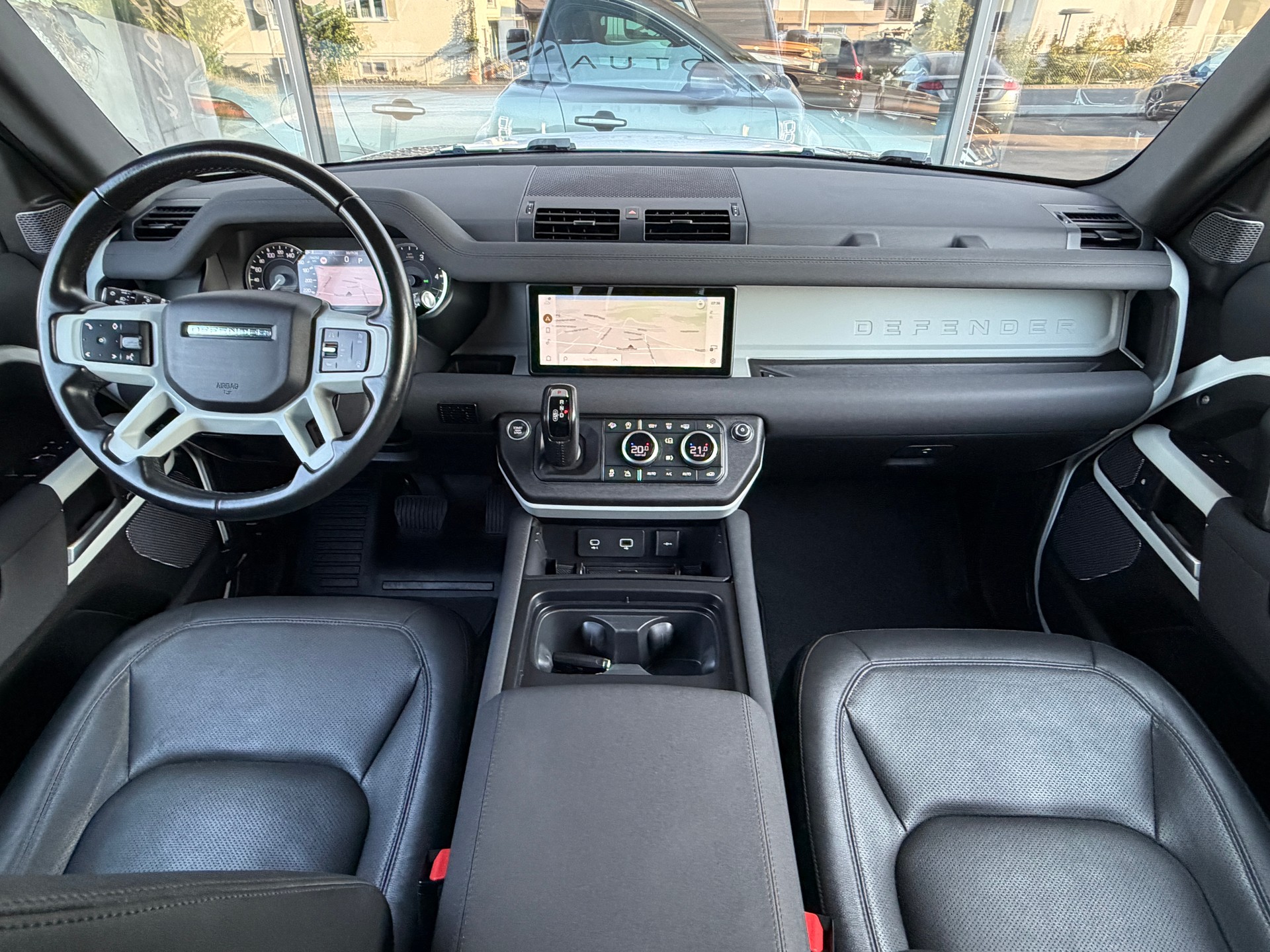 LAND ROVER Defender 90 3.0D I6 200 SE AT8-image-13