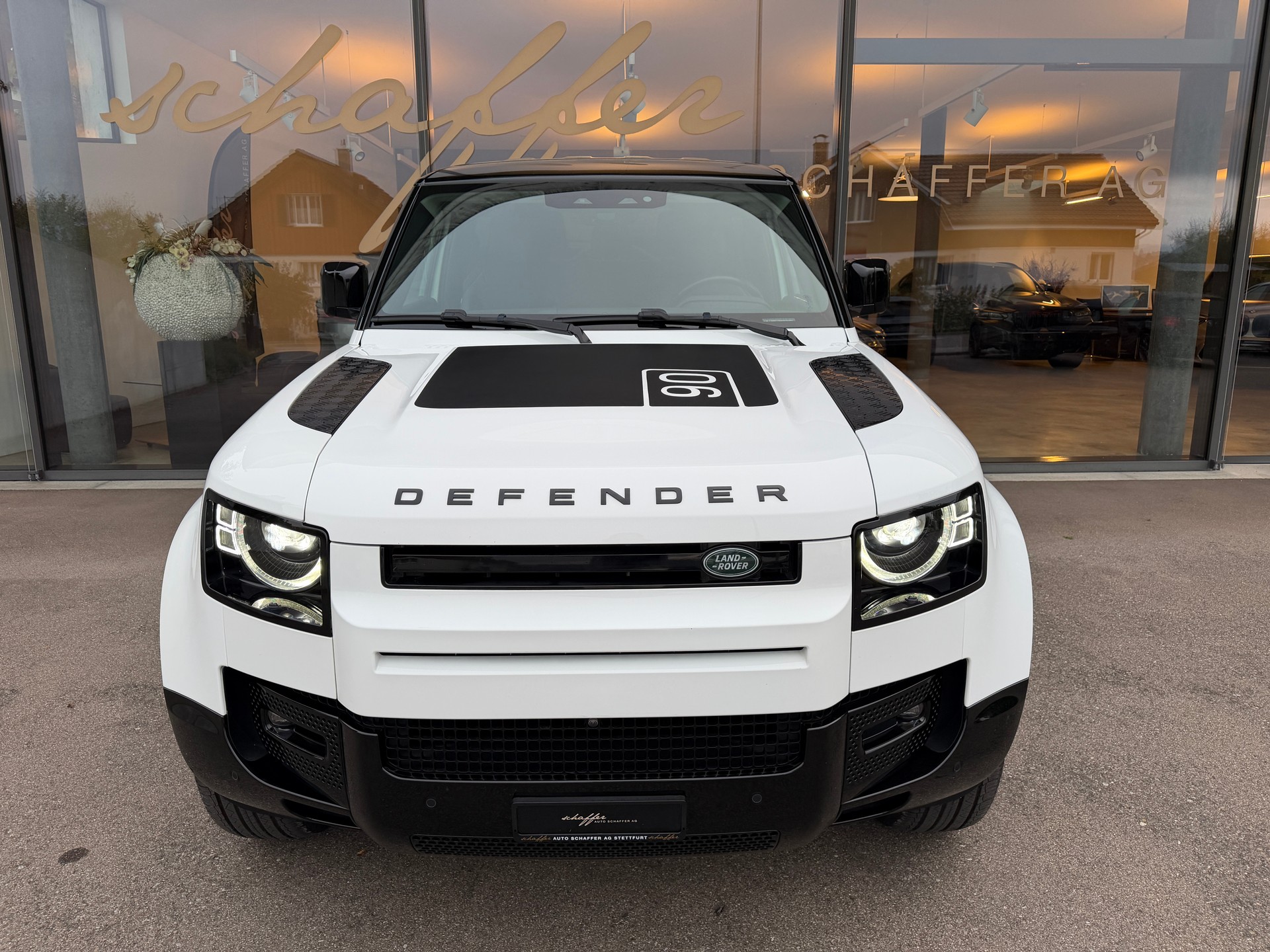 LAND ROVER Defender 90 3.0D I6 200 SE AT8-showroom-element-3