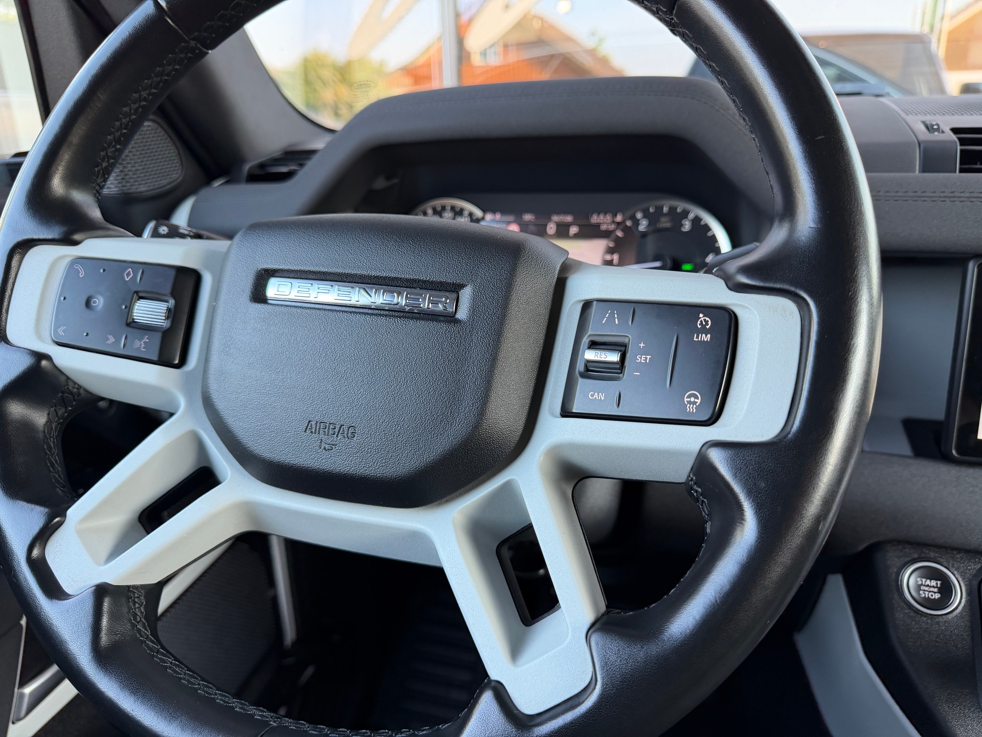 LAND ROVER Defender 90 3.0D I6 200 SE AT8-image-16