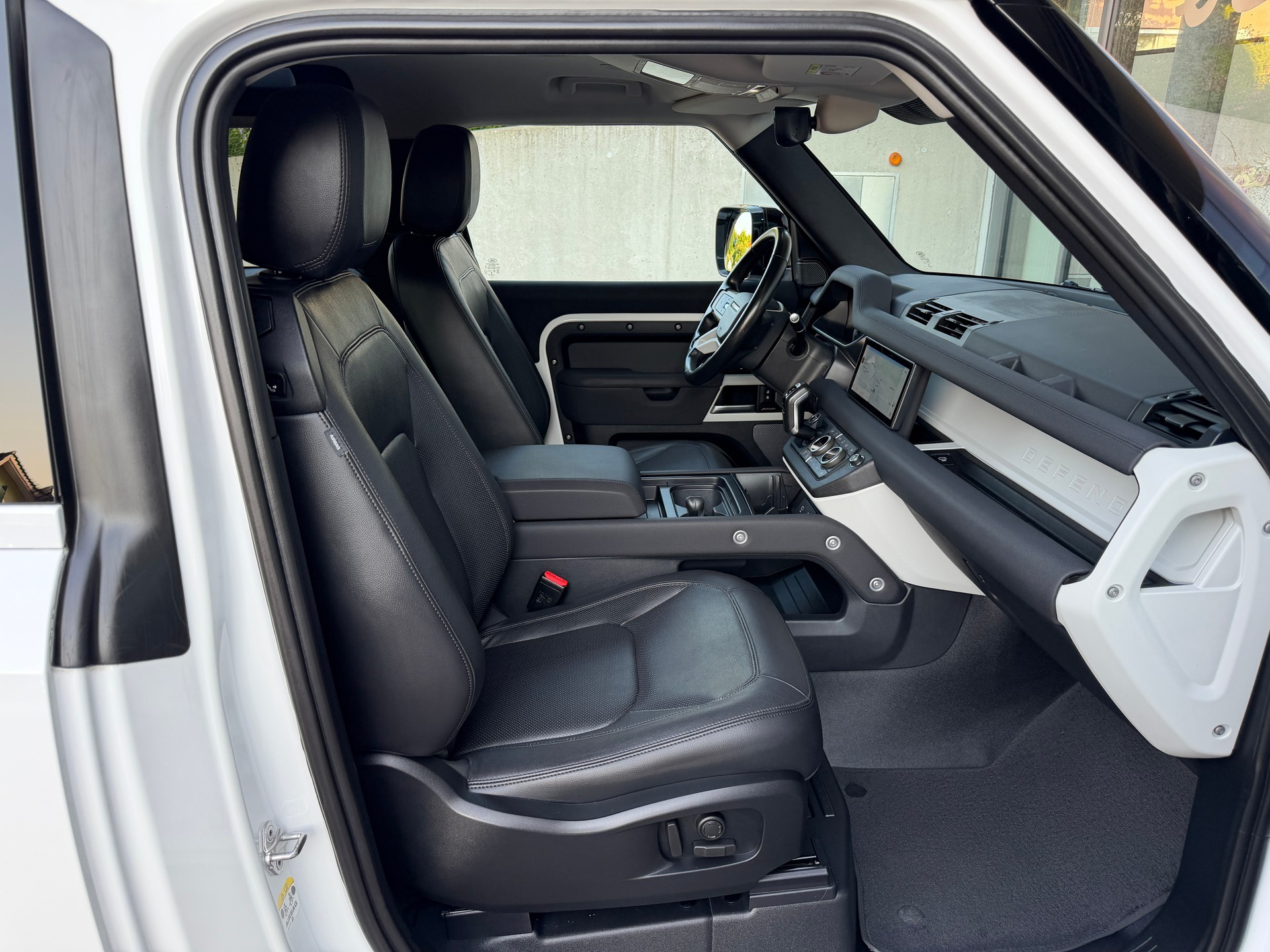 LAND ROVER Defender 90 3.0D I6 200 SE AT8-image-11