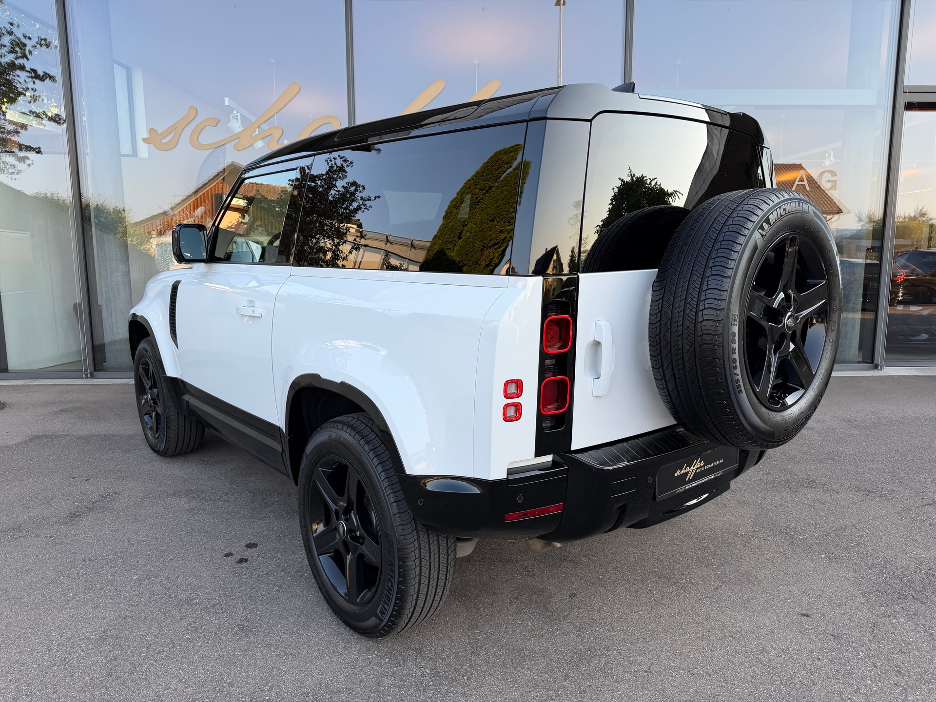 LAND ROVER Defender 90 3.0D I6 200 SE AT8-image-7