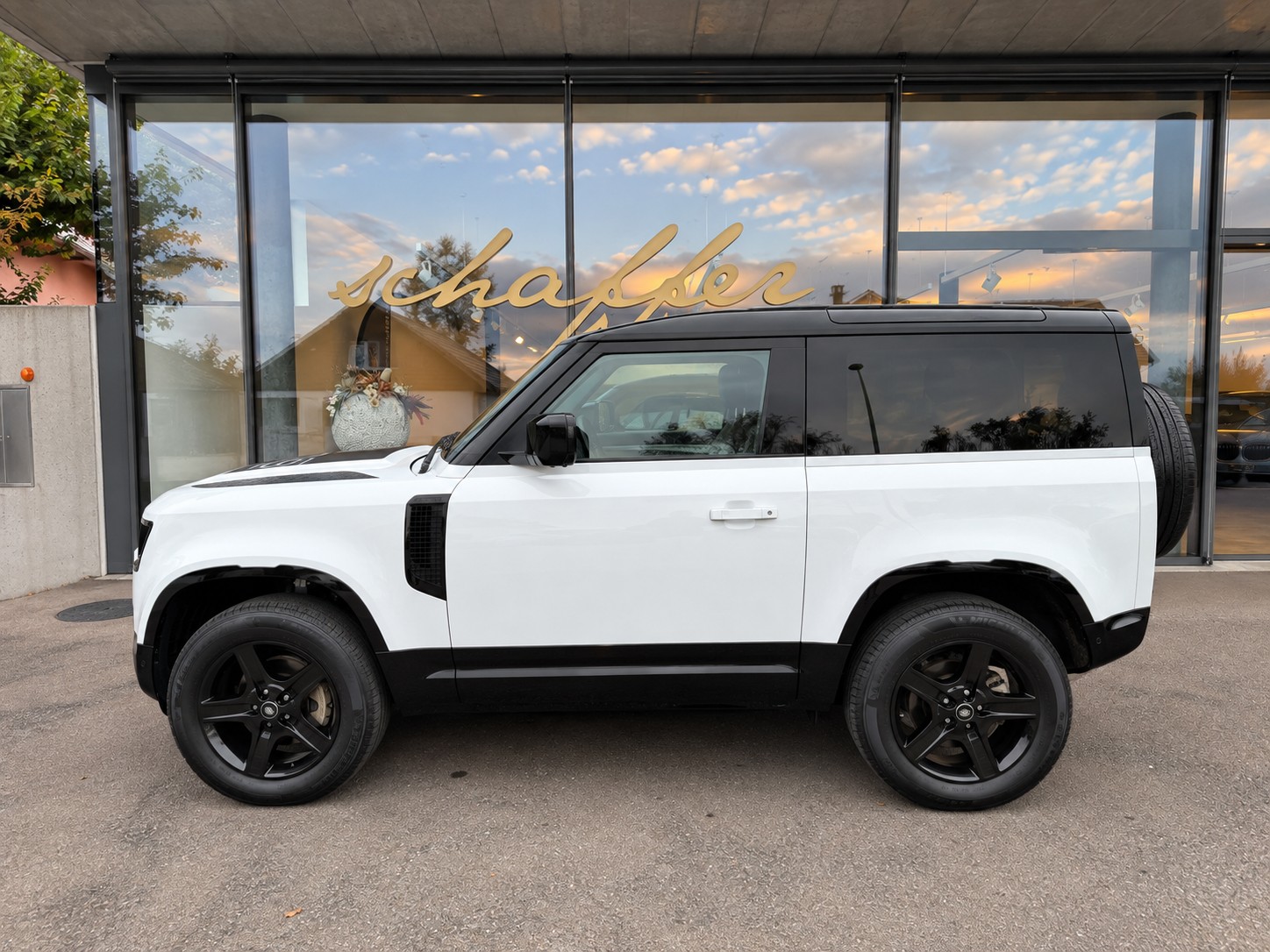 LAND ROVER Defender 90 3.0D I6 200 SE AT8-image-4