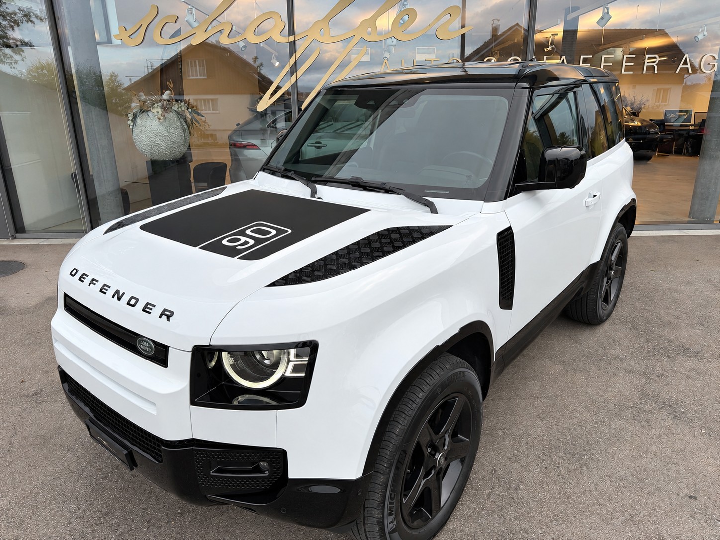 LAND ROVER Defender 90 3.0D I6 200 SE AT8-image-1
