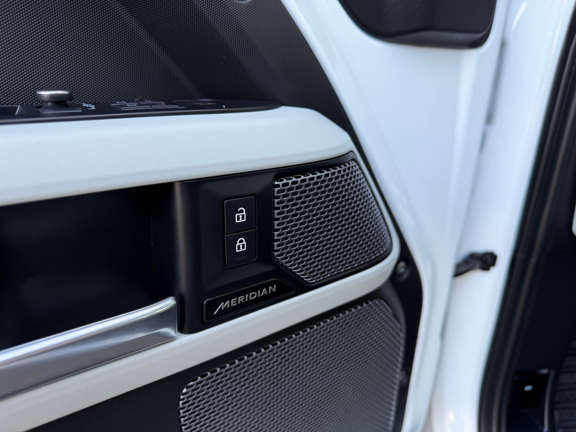 LAND ROVER Defender 90 3.0D I6 200 SE AT8-image-19