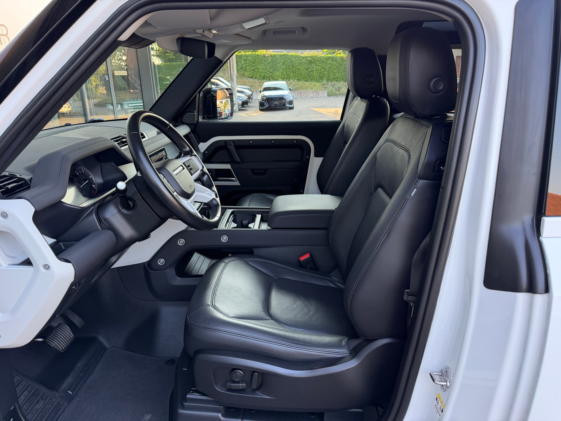 LAND ROVER Defender 90 3.0D I6 200 SE AT8-image-12