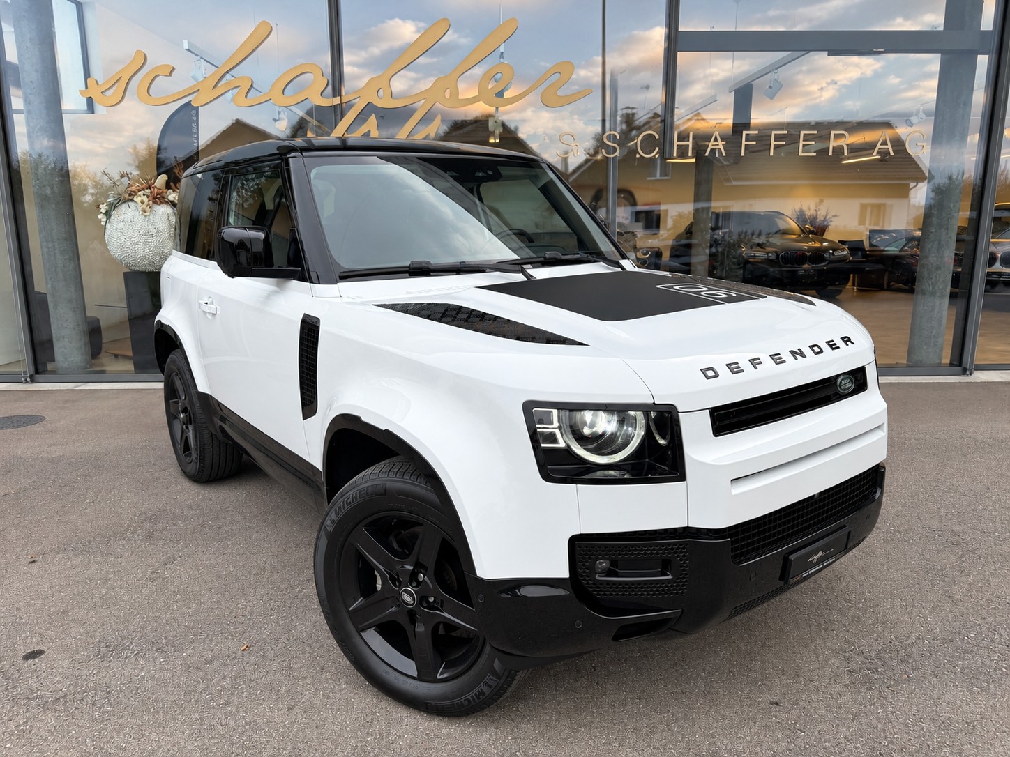 LAND ROVER Defender 90 3.0D I6 200 SE AT8-image-2