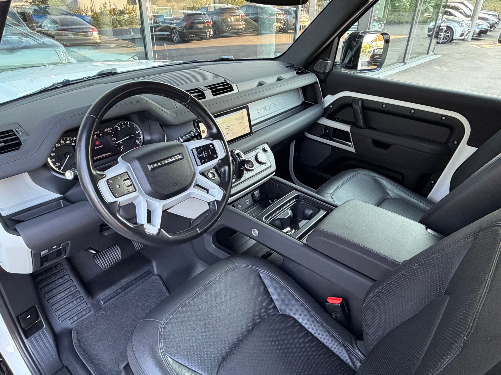 LAND ROVER Defender 90 3.0D I6 200 SE AT8-image-11