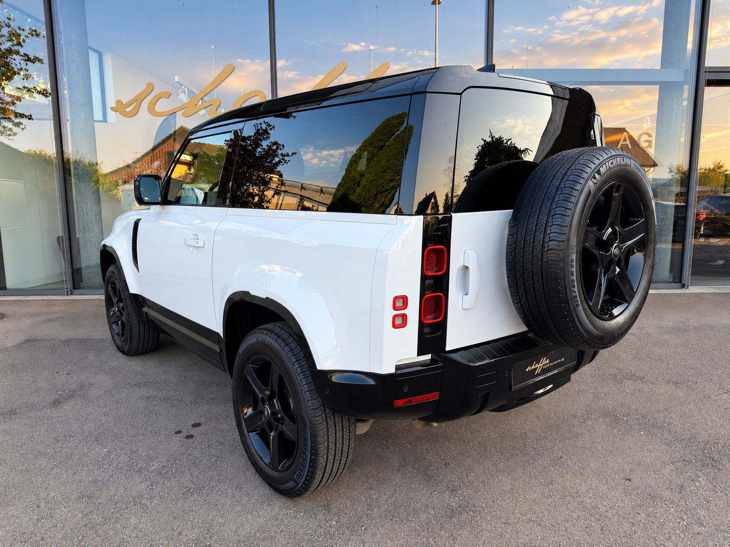 LAND ROVER Defender 90 3.0D I6 200 SE AT8-image-6