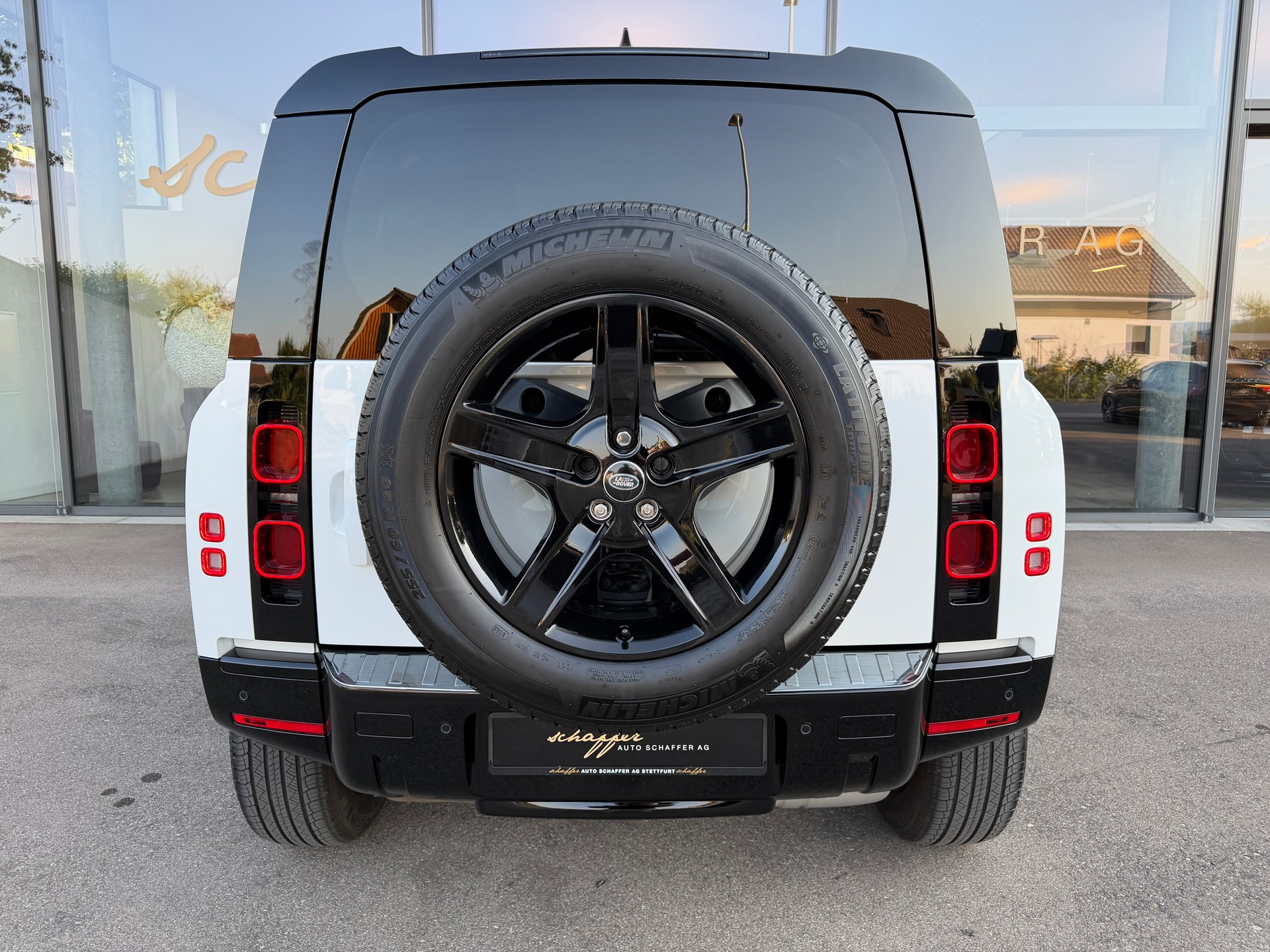 LAND ROVER Defender 90 3.0D I6 200 SE AT8-image-7