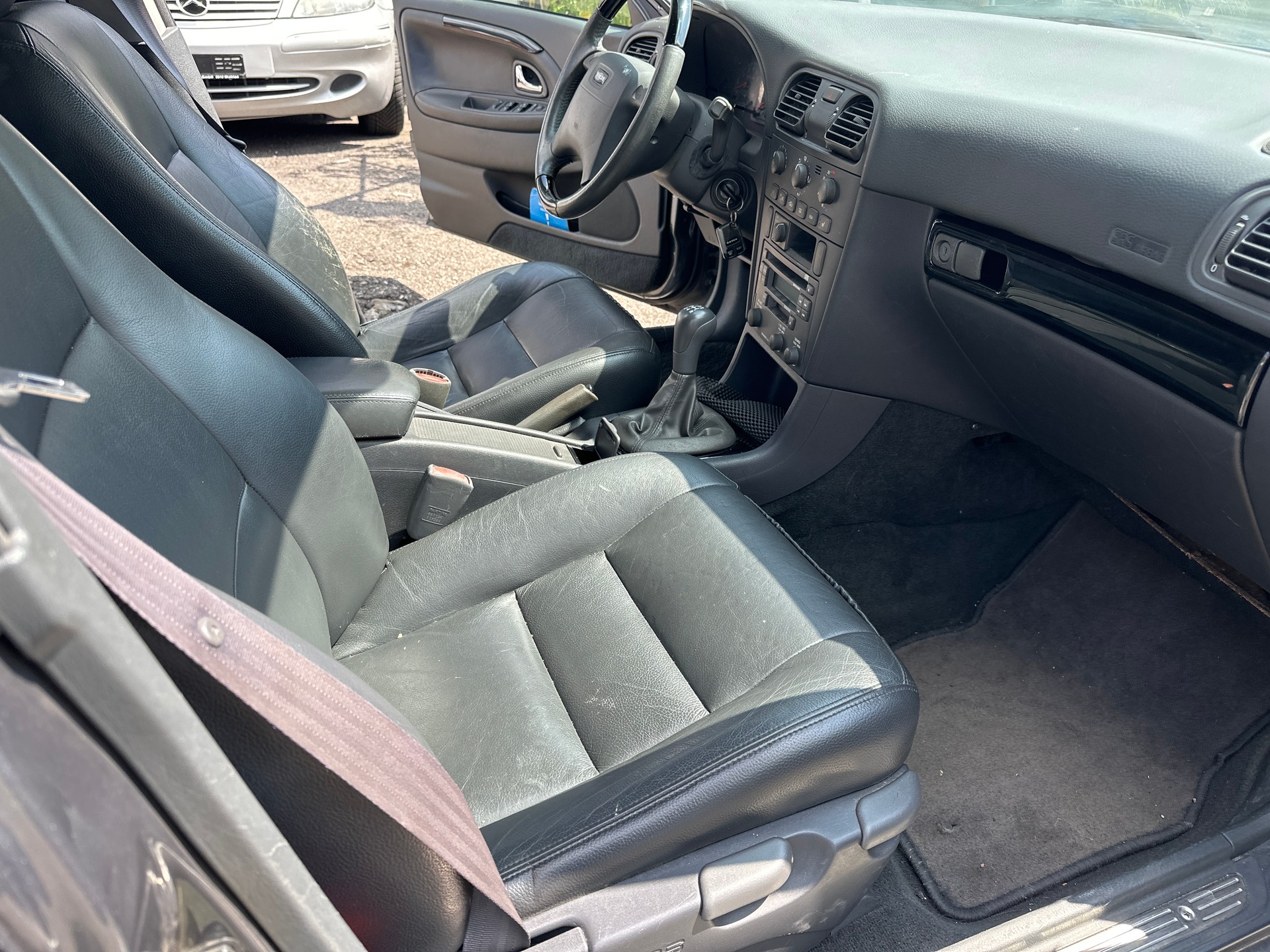 VOLVO V40 T4-image-11