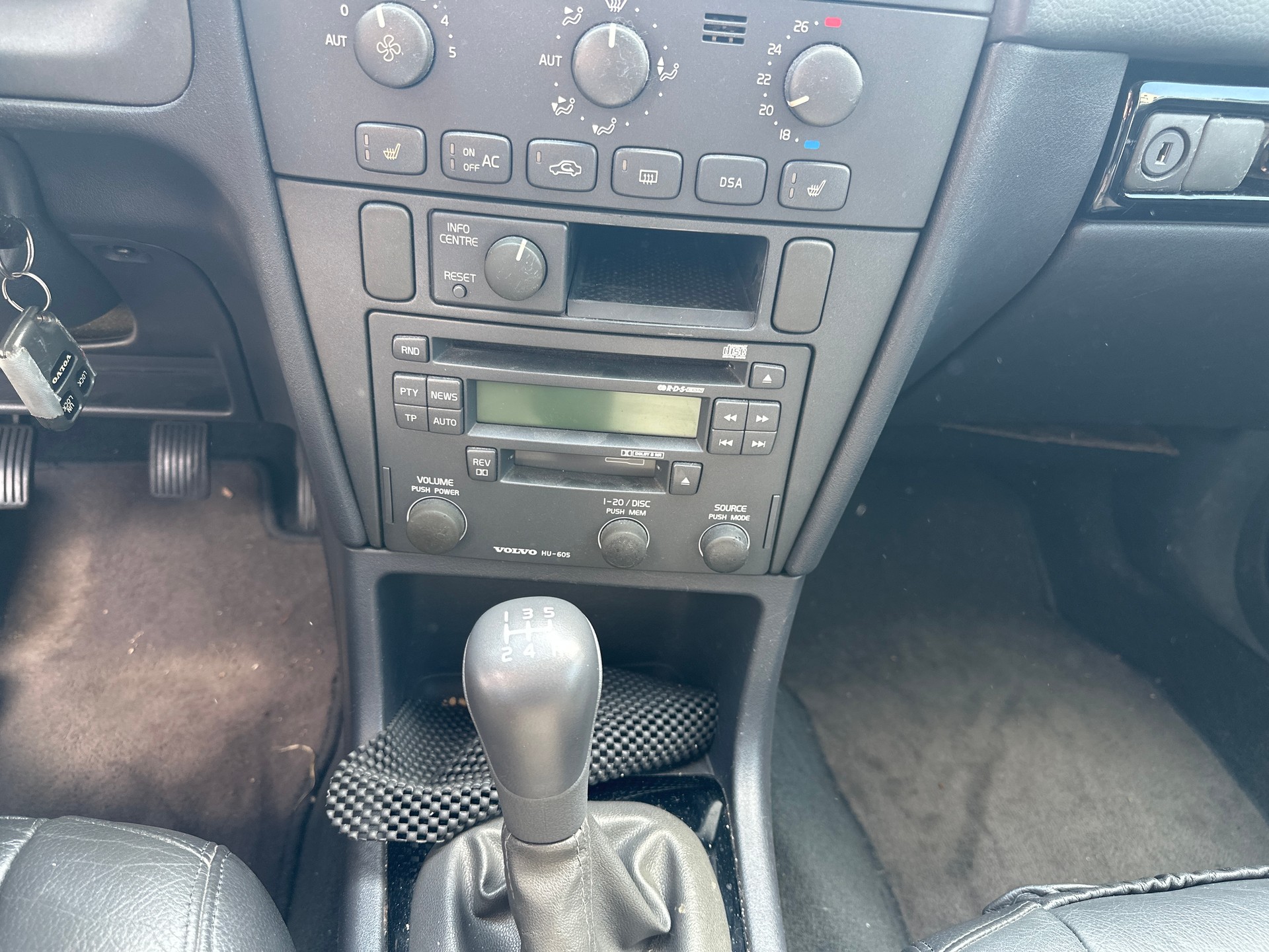 VOLVO V40 T4-image-13
