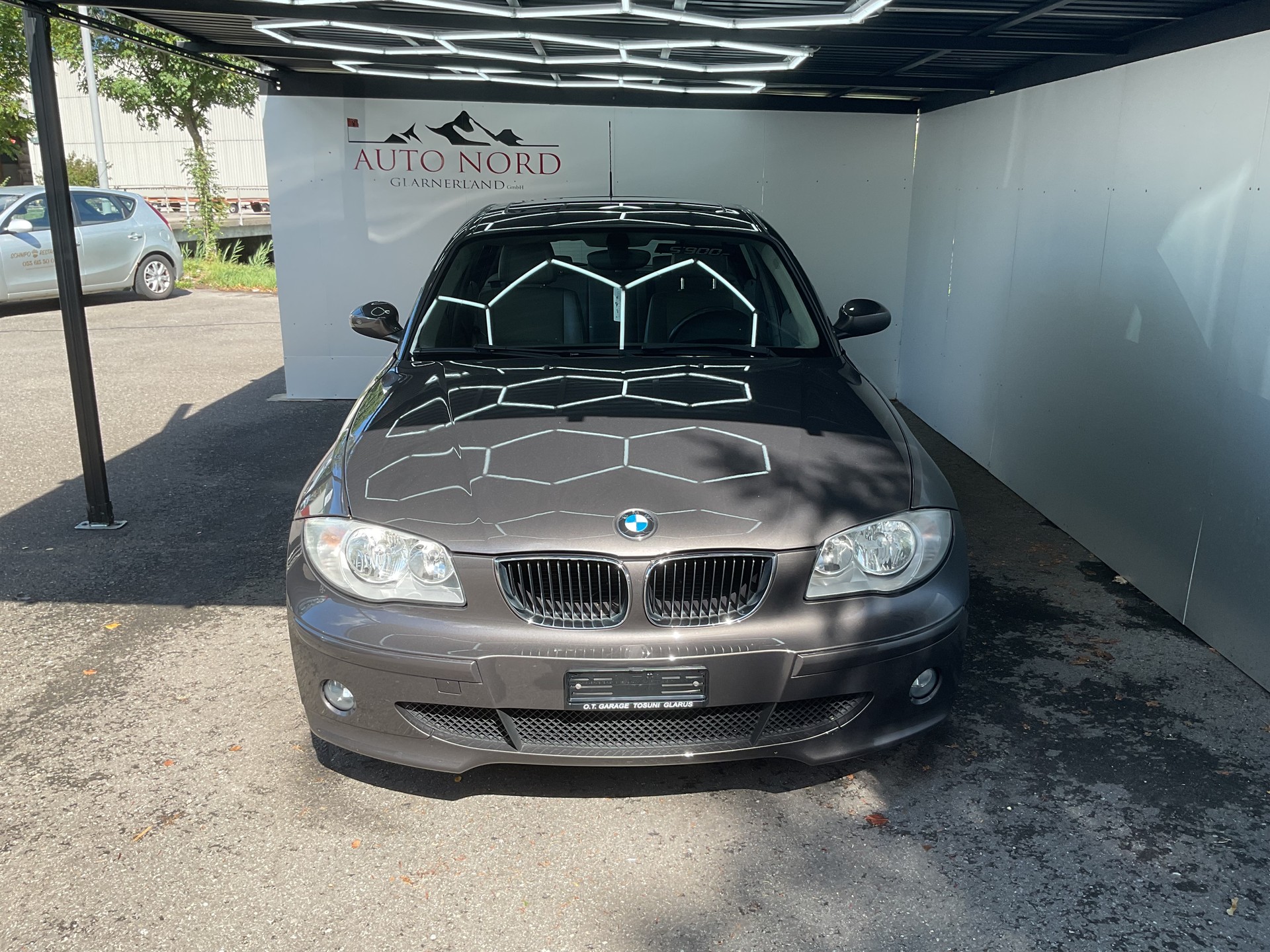 BMW 118d-showroom-element-1