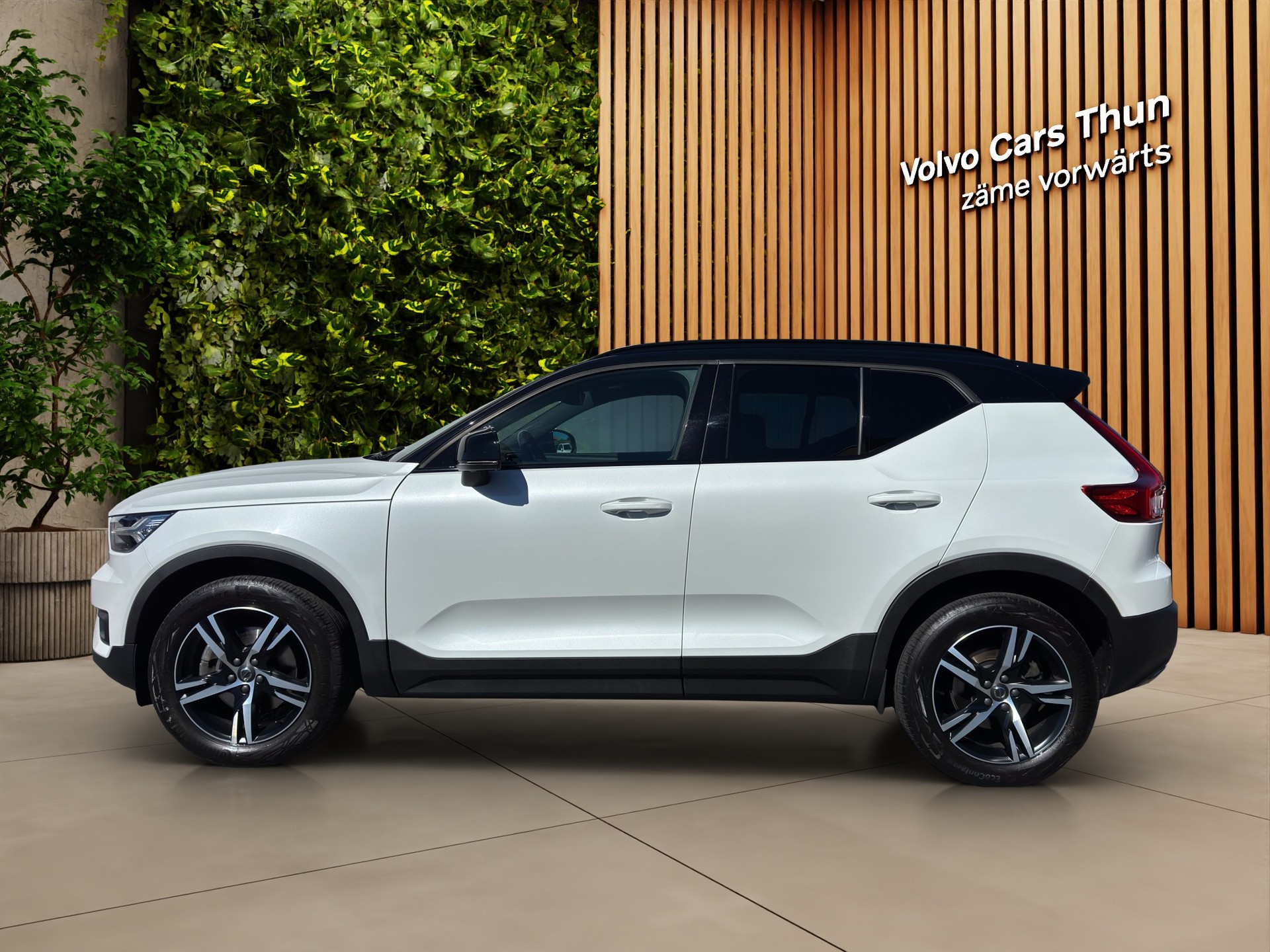 VOLVO XC40 2.0 T4 R-Design AWD-image-4