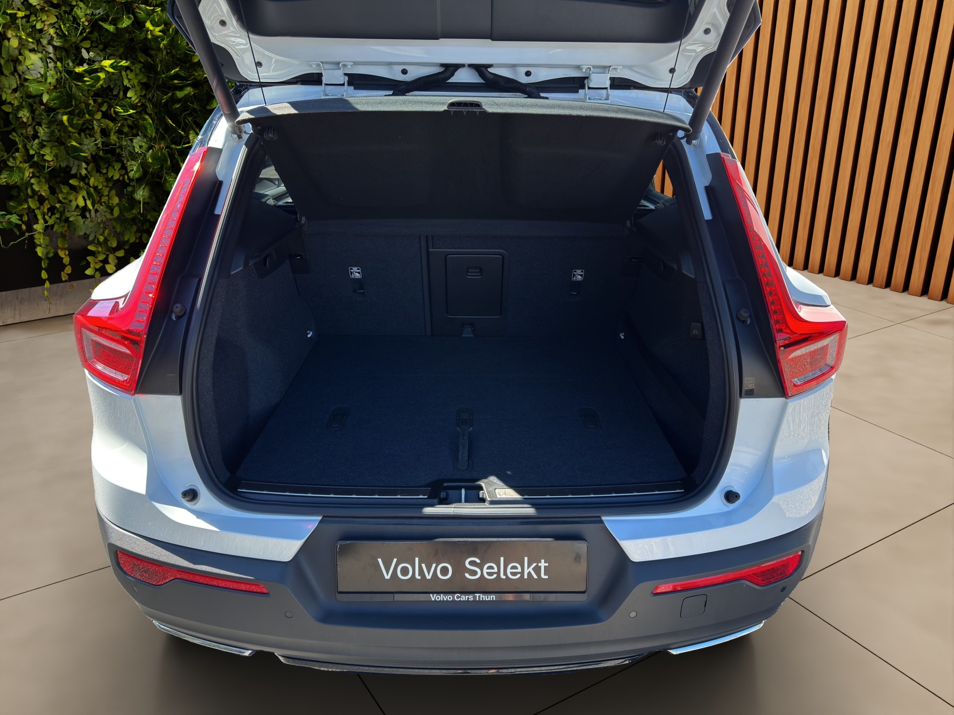 VOLVO XC40 2.0 T4 R-Design AWD-image-14