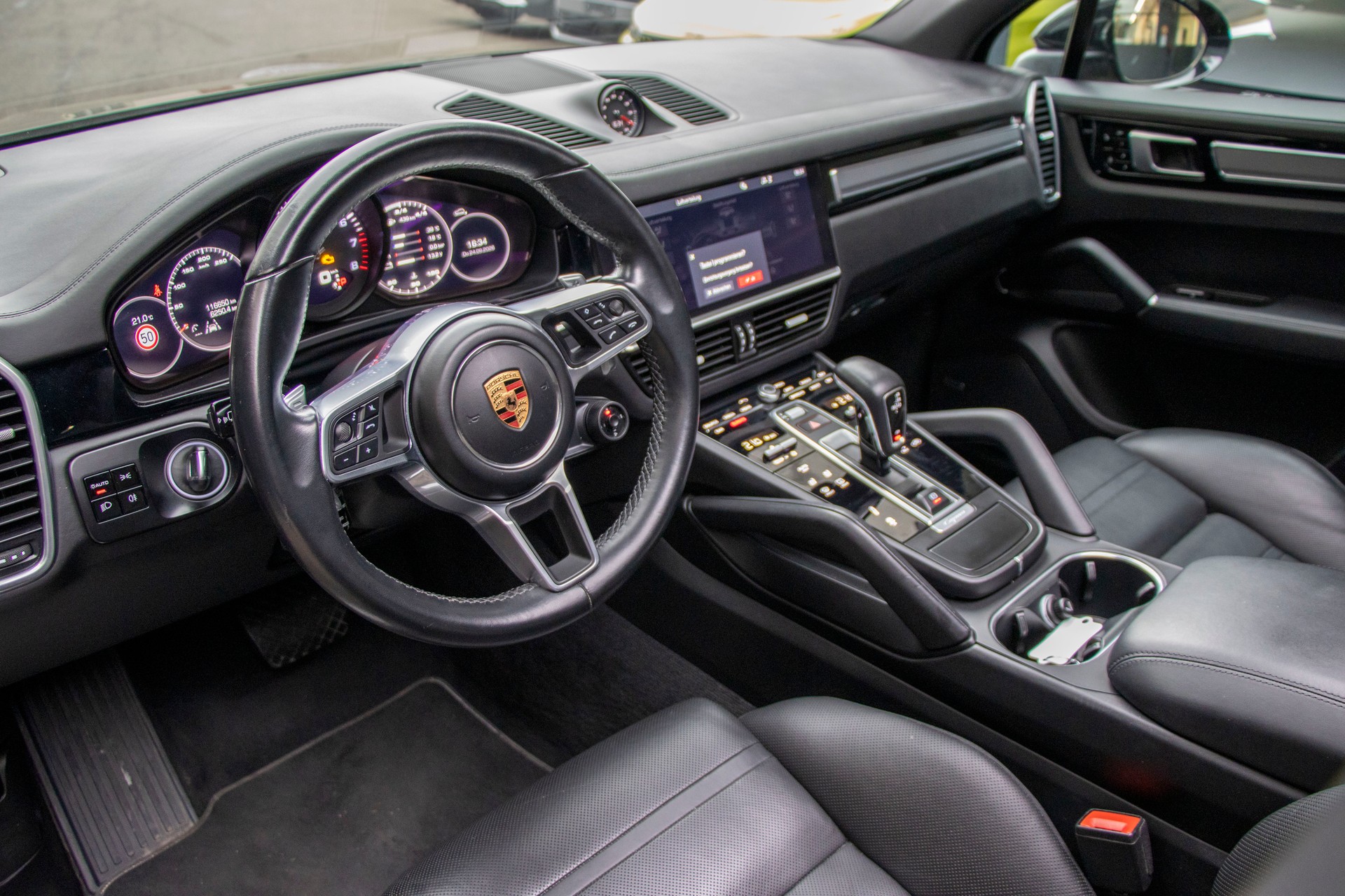 PORSCHE Cayenne-showroom-element-3