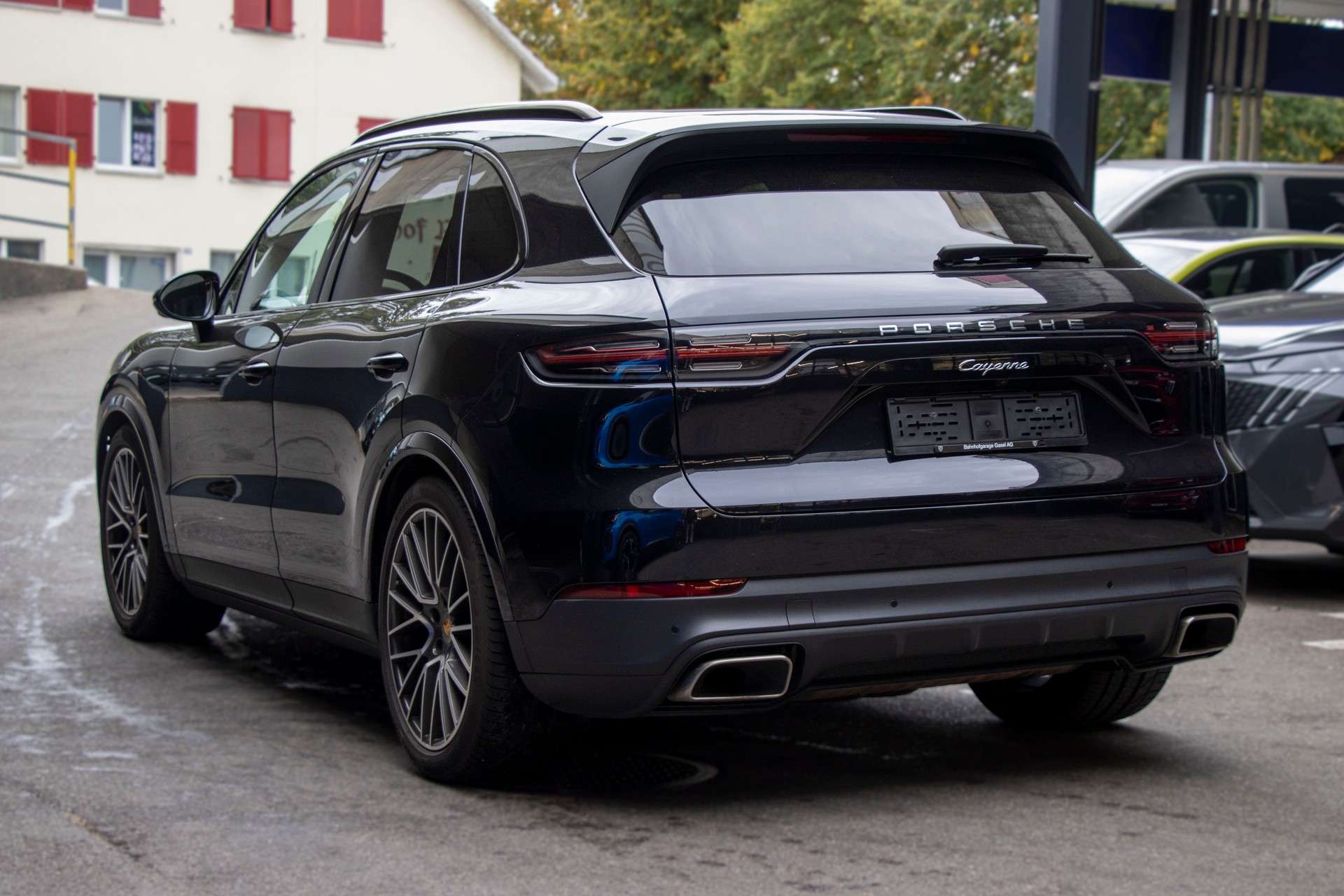 PORSCHE Cayenne-showroom-element-1