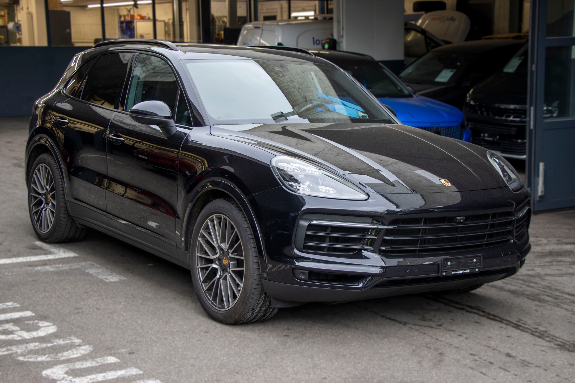 PORSCHE Cayenne-showroom-element-2