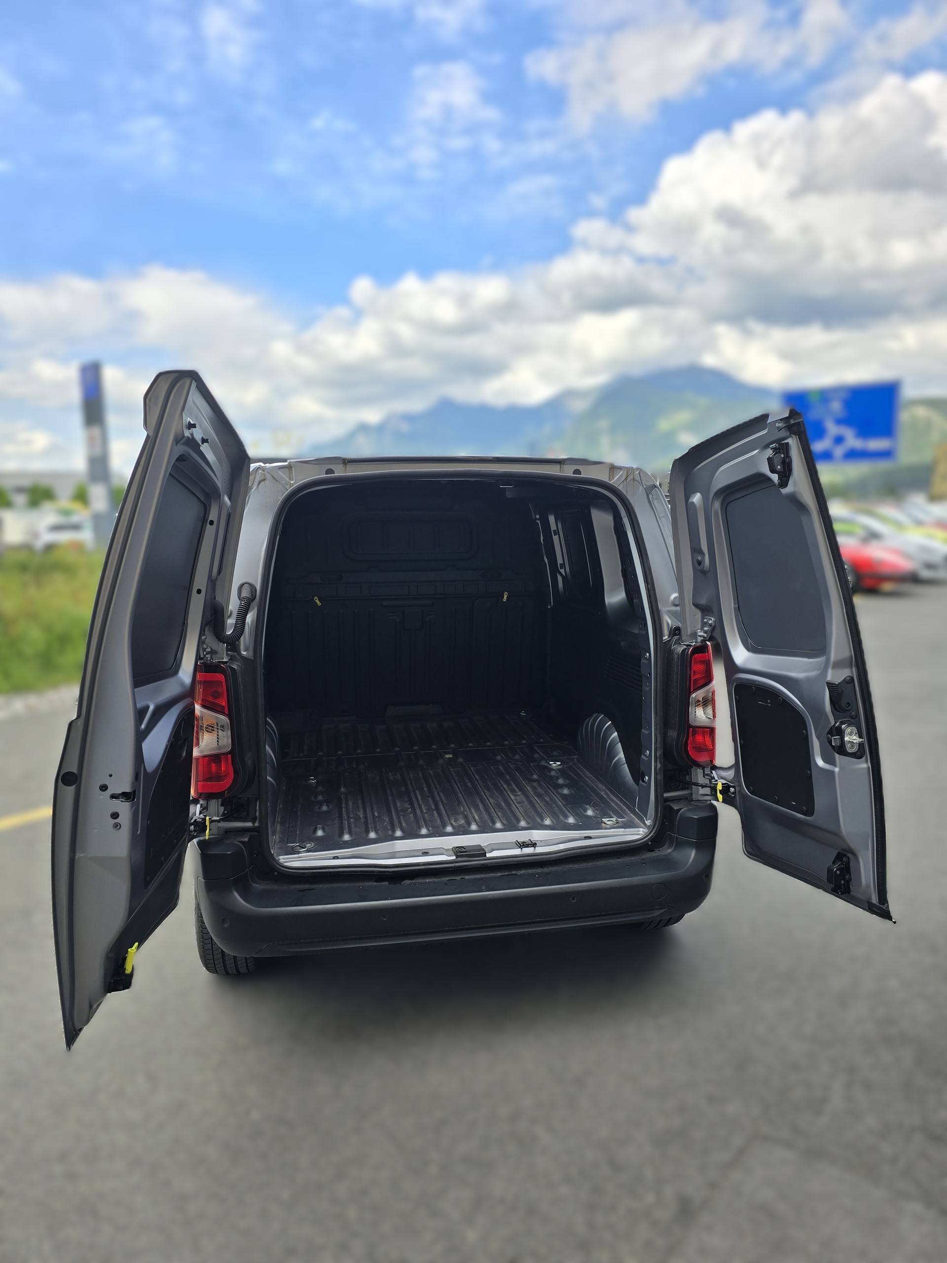 FIAT E-Doblo L1 50kWh 800kg Launch Edition-image-15
