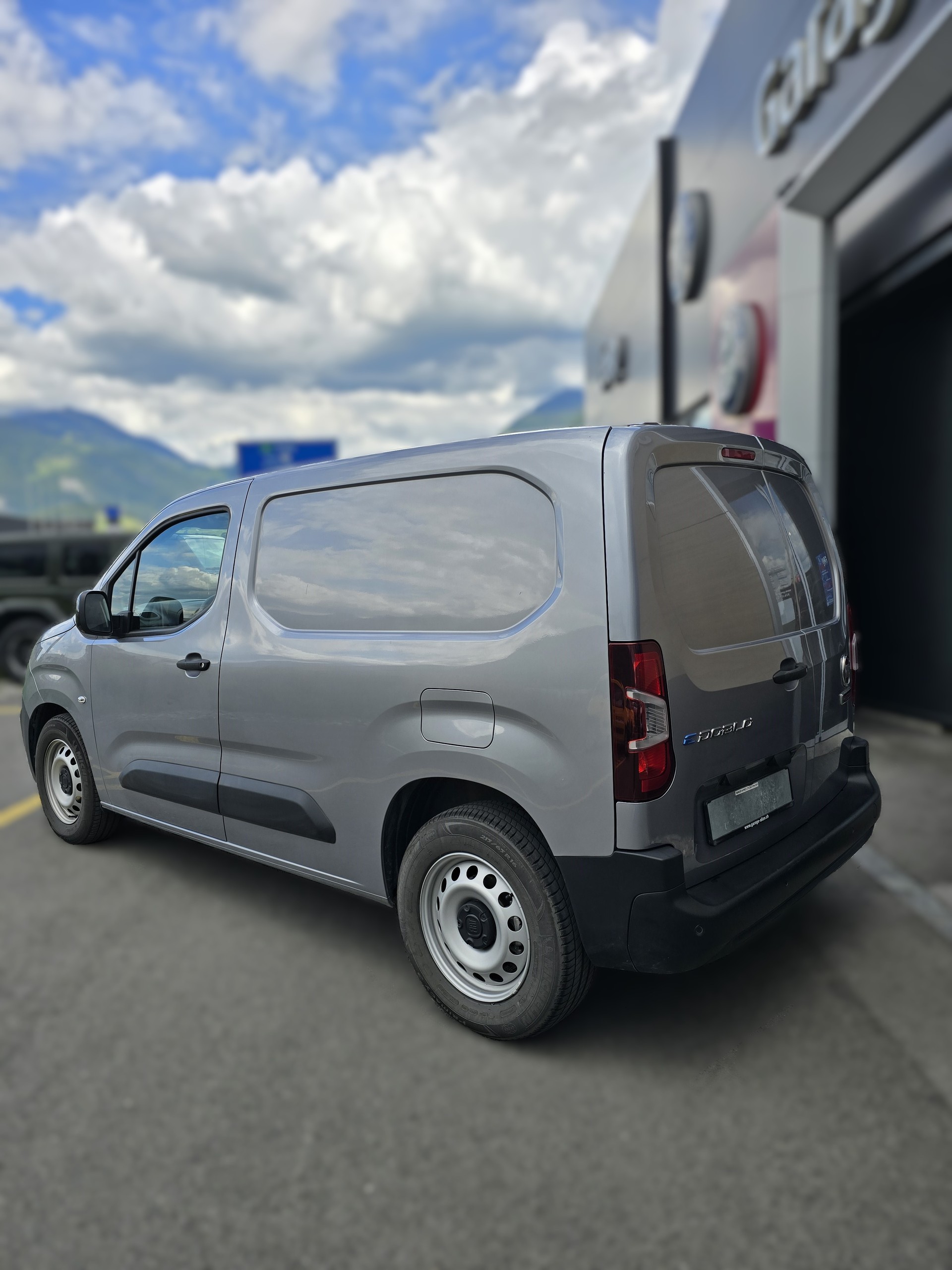 FIAT E-Doblo L1 50kWh 800kg Launch Edition-showroom-element-3