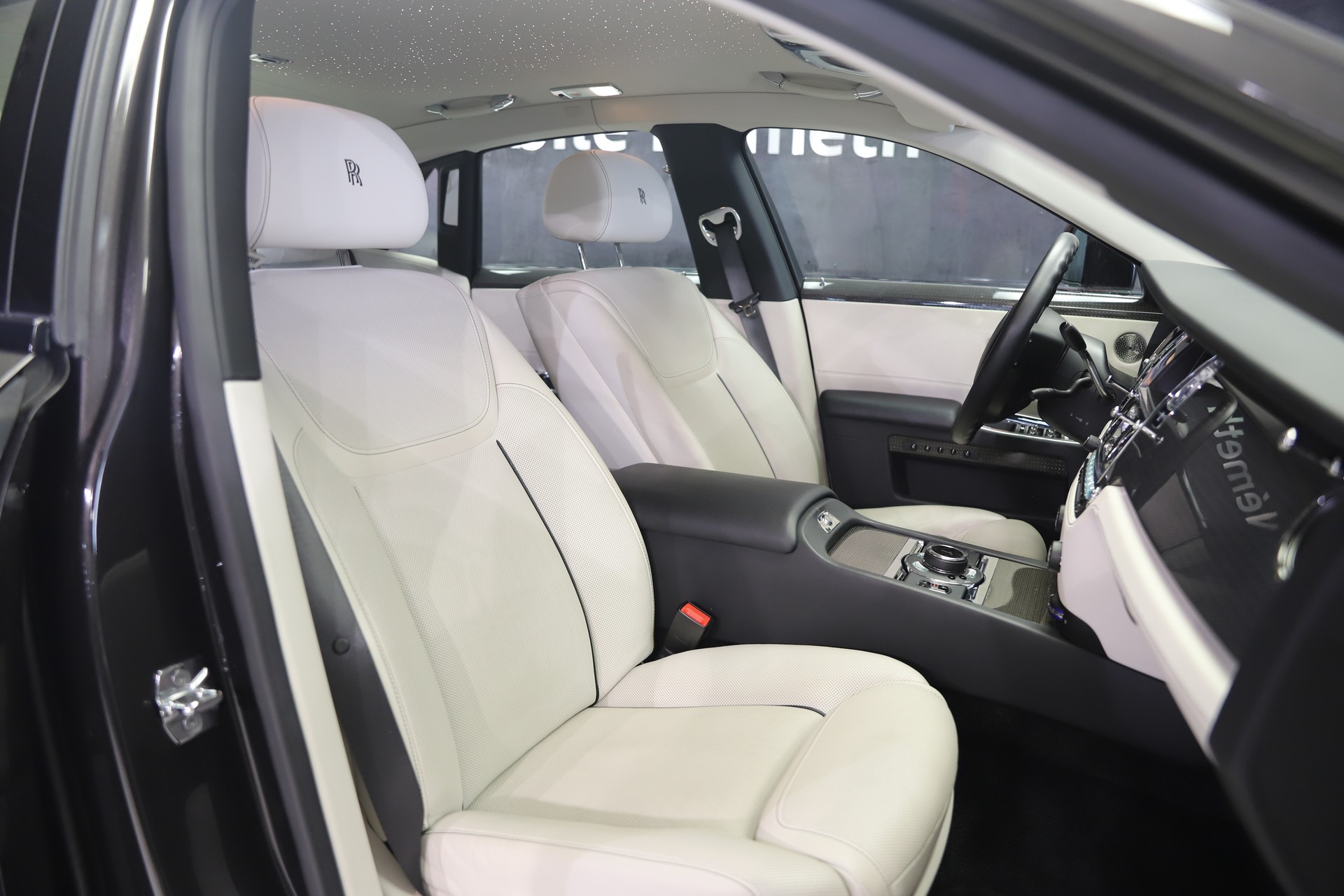 ROLLS-ROYCE Ghost 6.6 V12 Black Badge-image-8