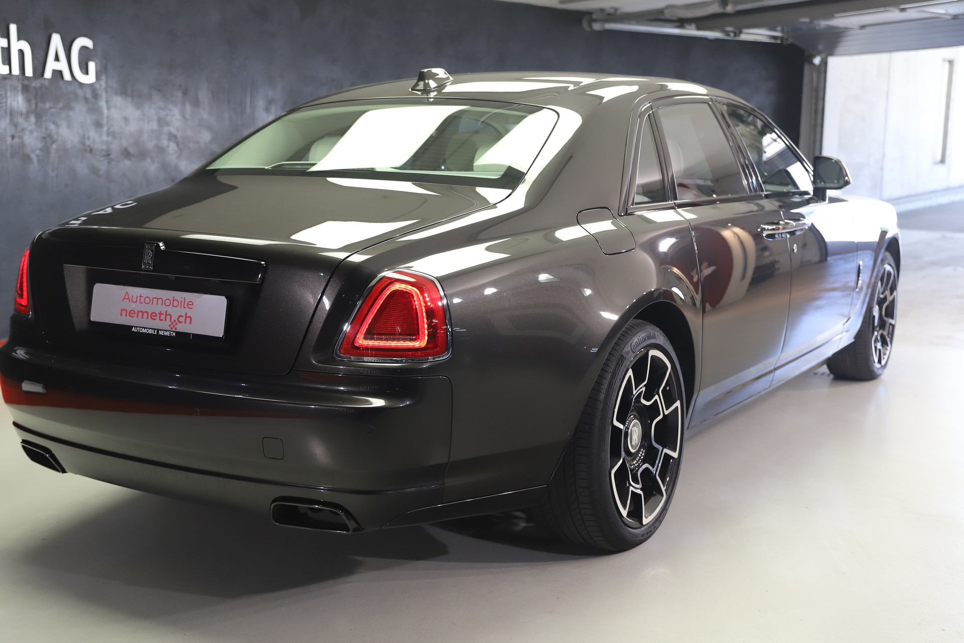 ROLLS-ROYCE Ghost 6.6 V12 Black Badge-showroom-element-2