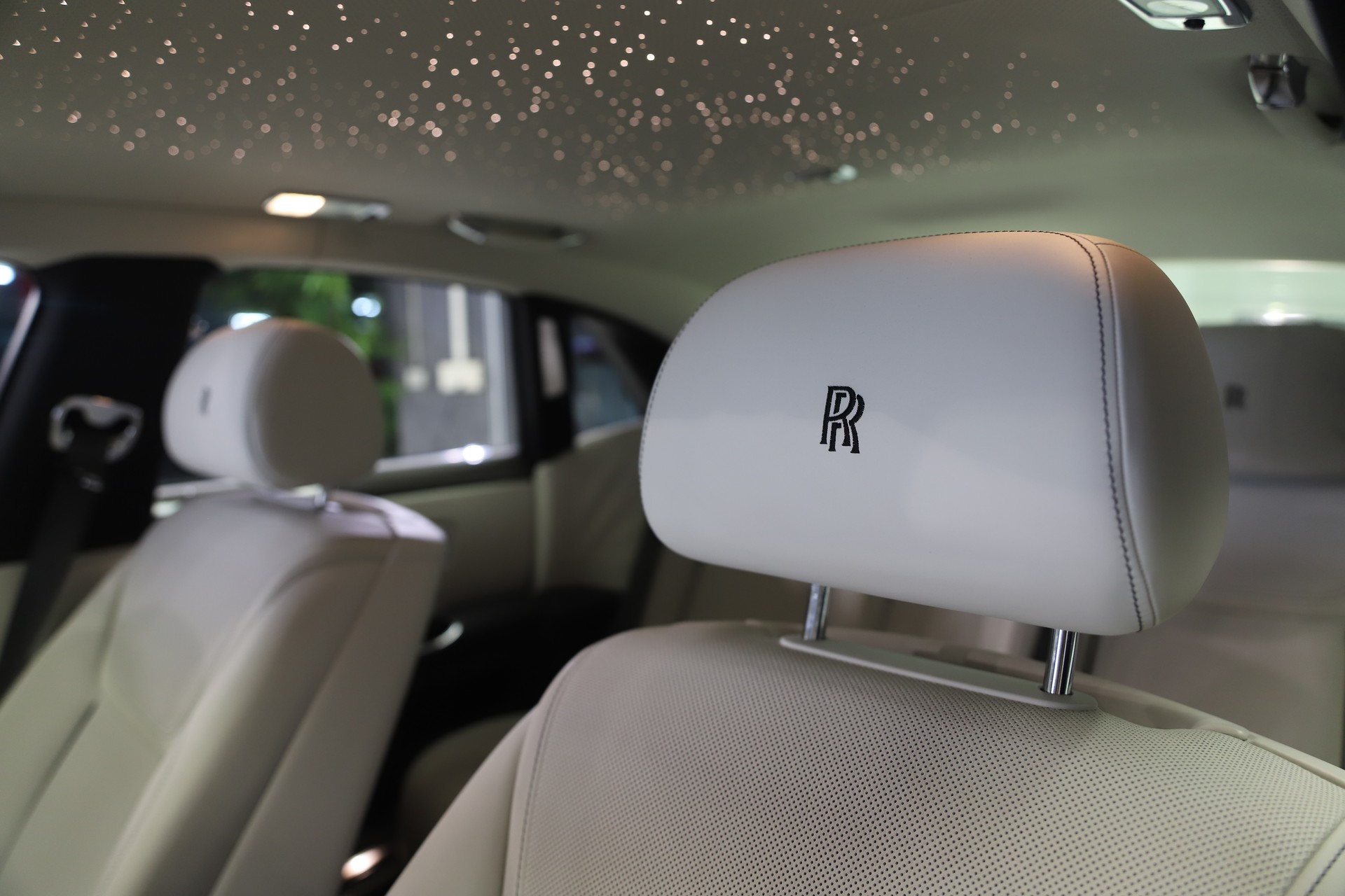 ROLLS-ROYCE Ghost 6.6 V12 Black Badge-image-10