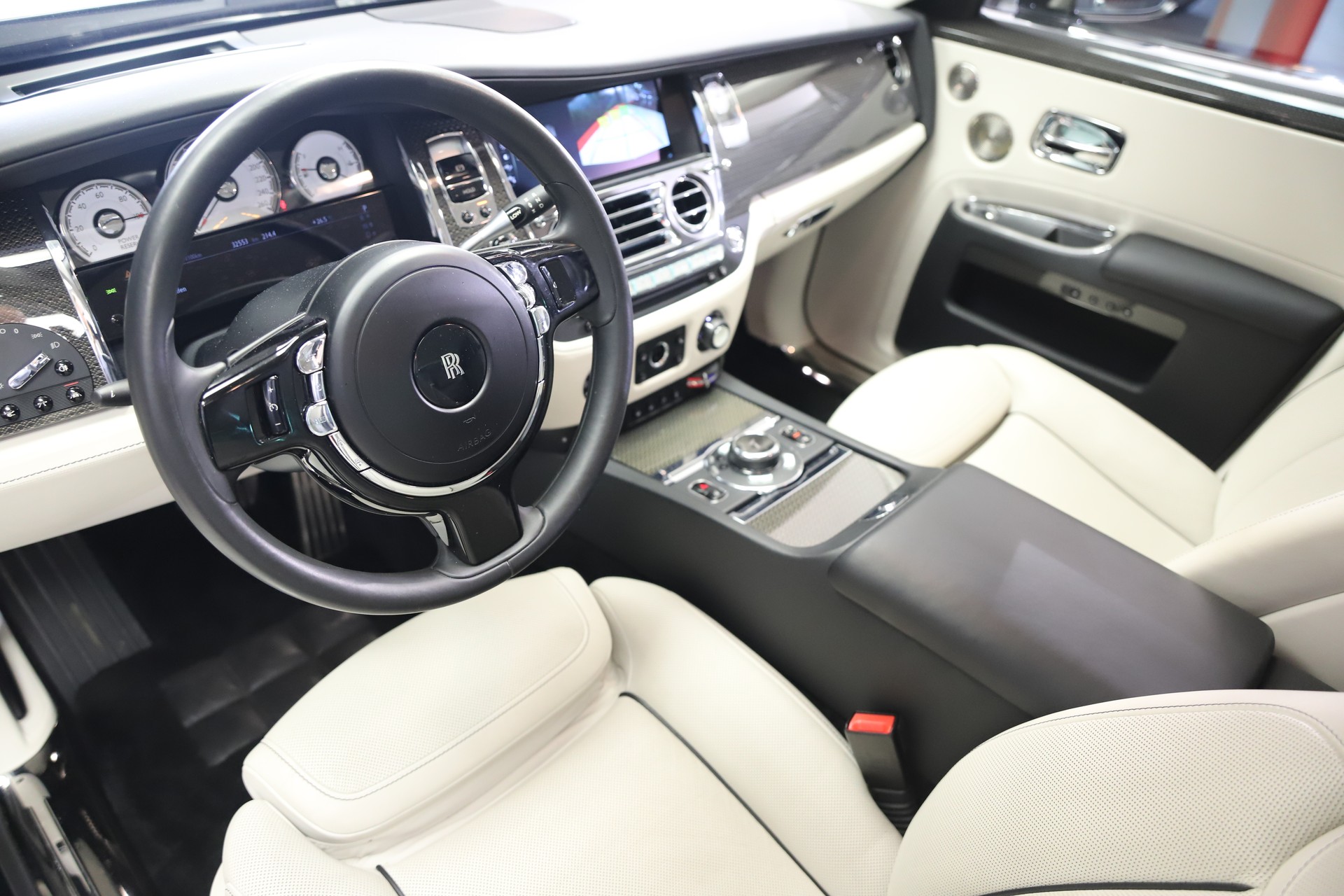 ROLLS-ROYCE Ghost 6.6 V12 Black Badge-image-7