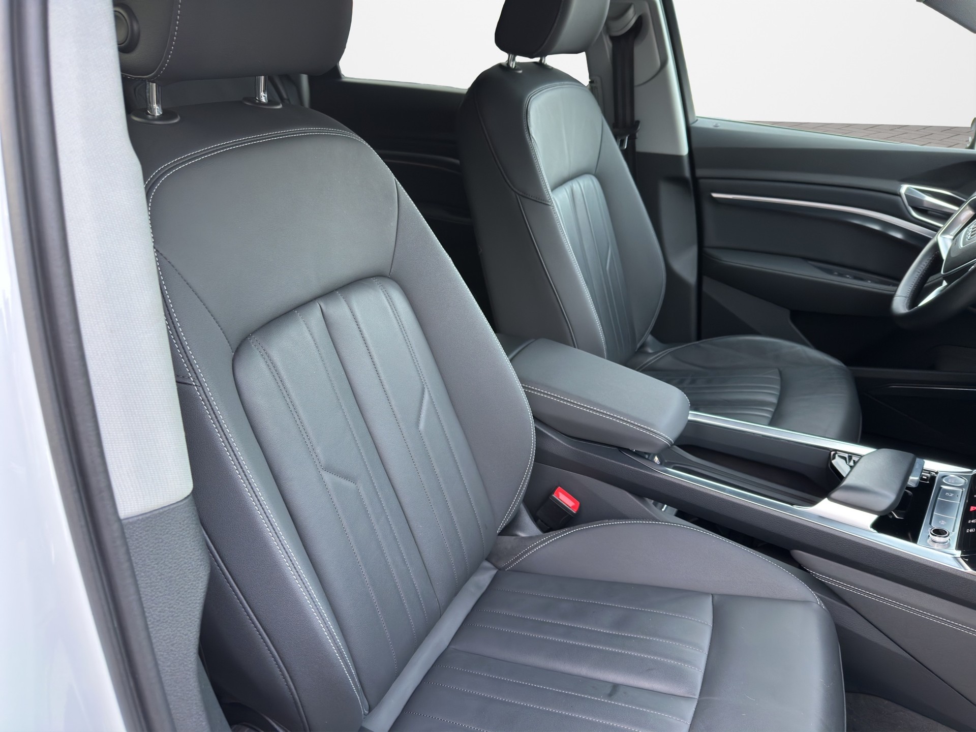 AUDI e-tron 55 S Line quattro-image-15