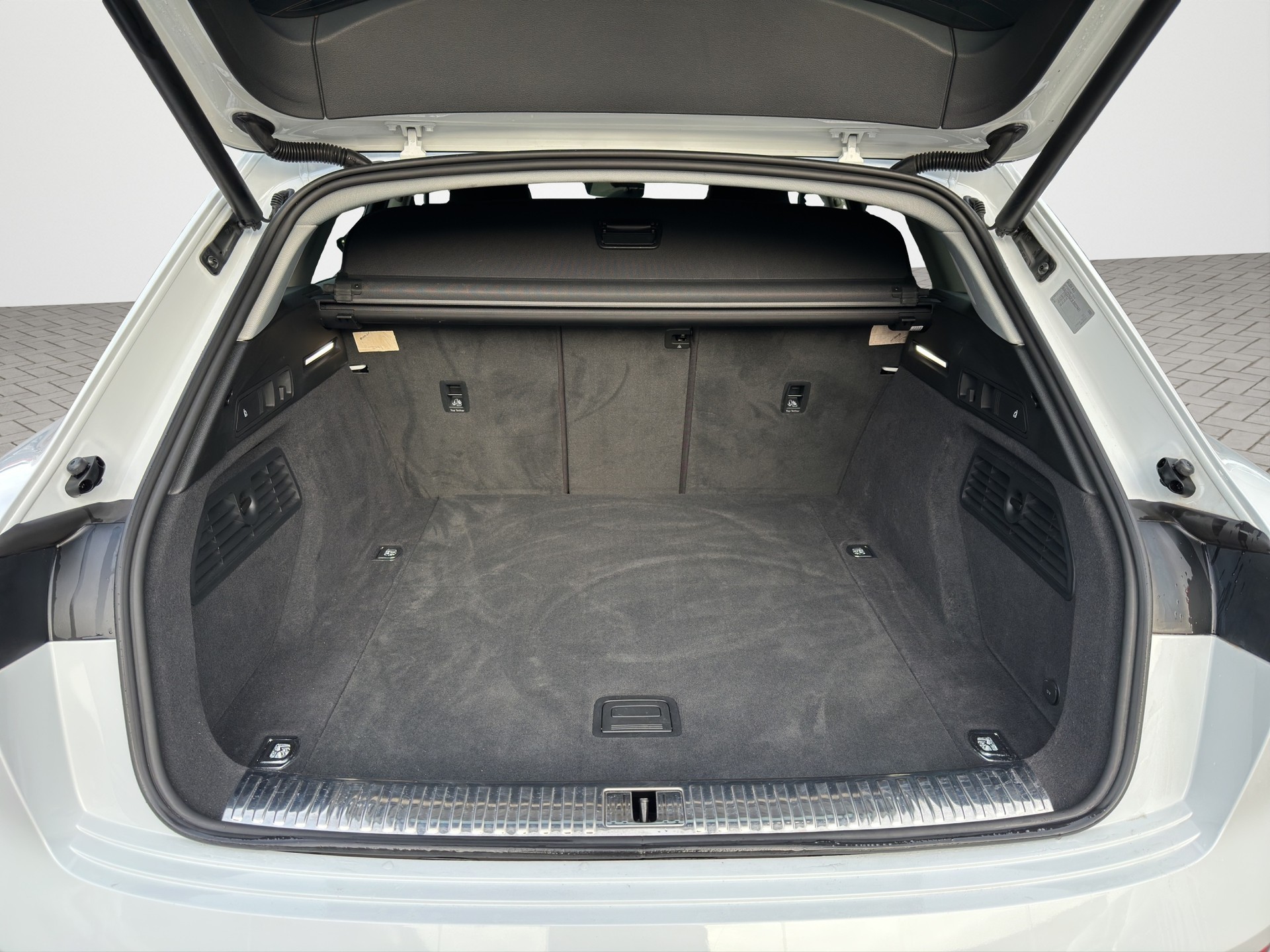 AUDI e-tron 55 S Line quattro-image-17