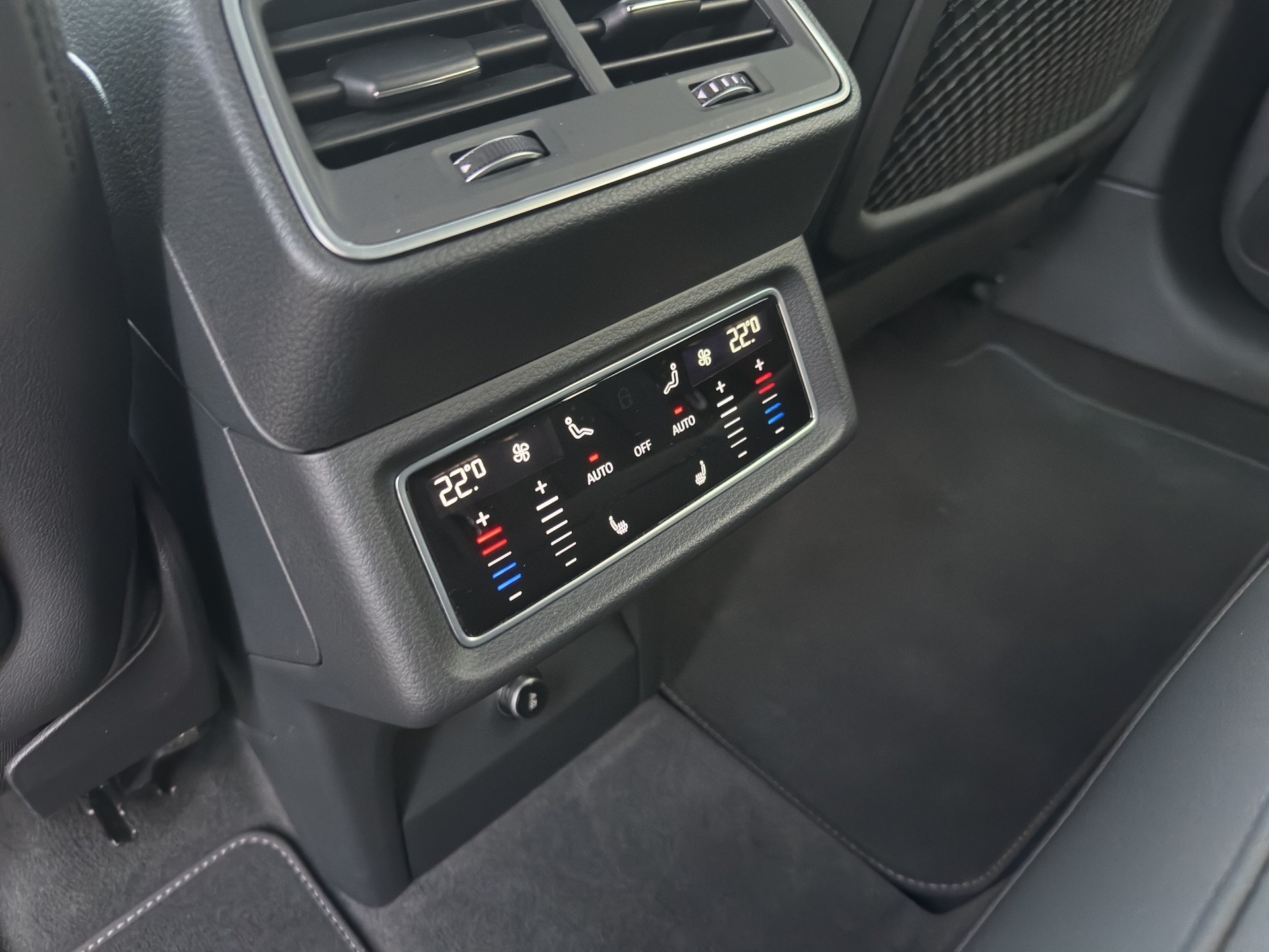 AUDI e-tron 55 S Line quattro-image-21