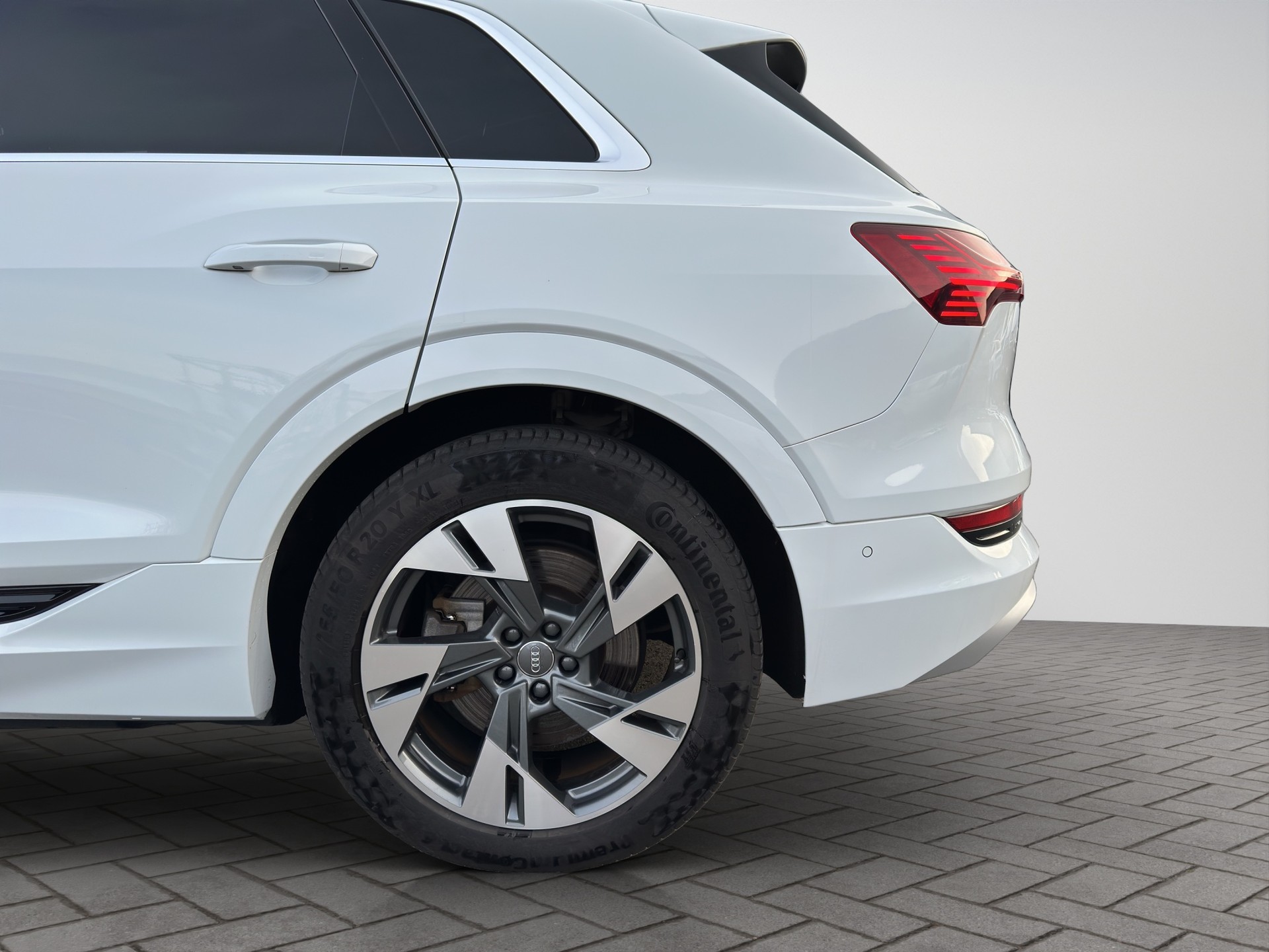 AUDI e-tron 55 S Line quattro-image-20