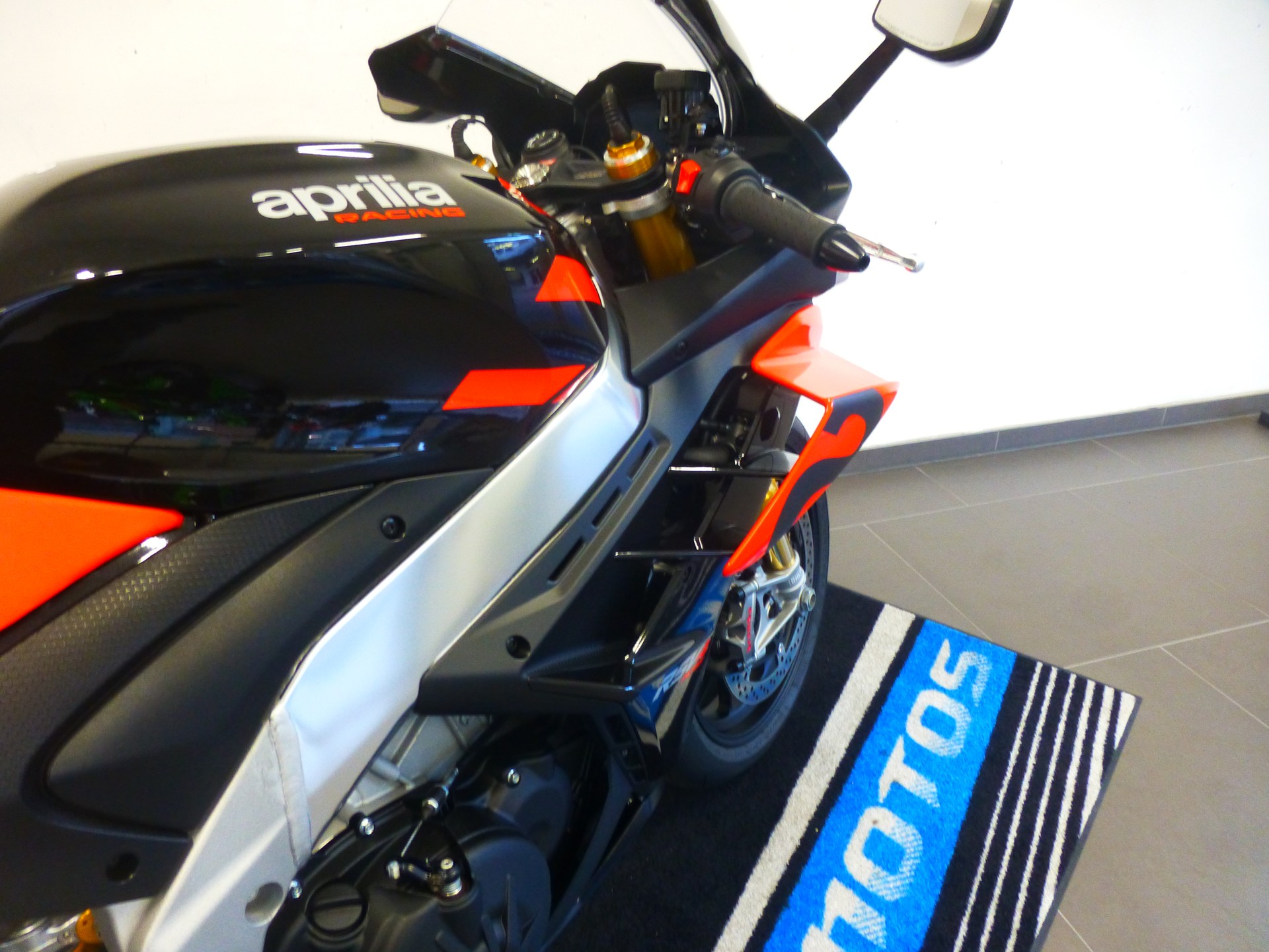 APRILIA RSV4 1100 Factory-image-8