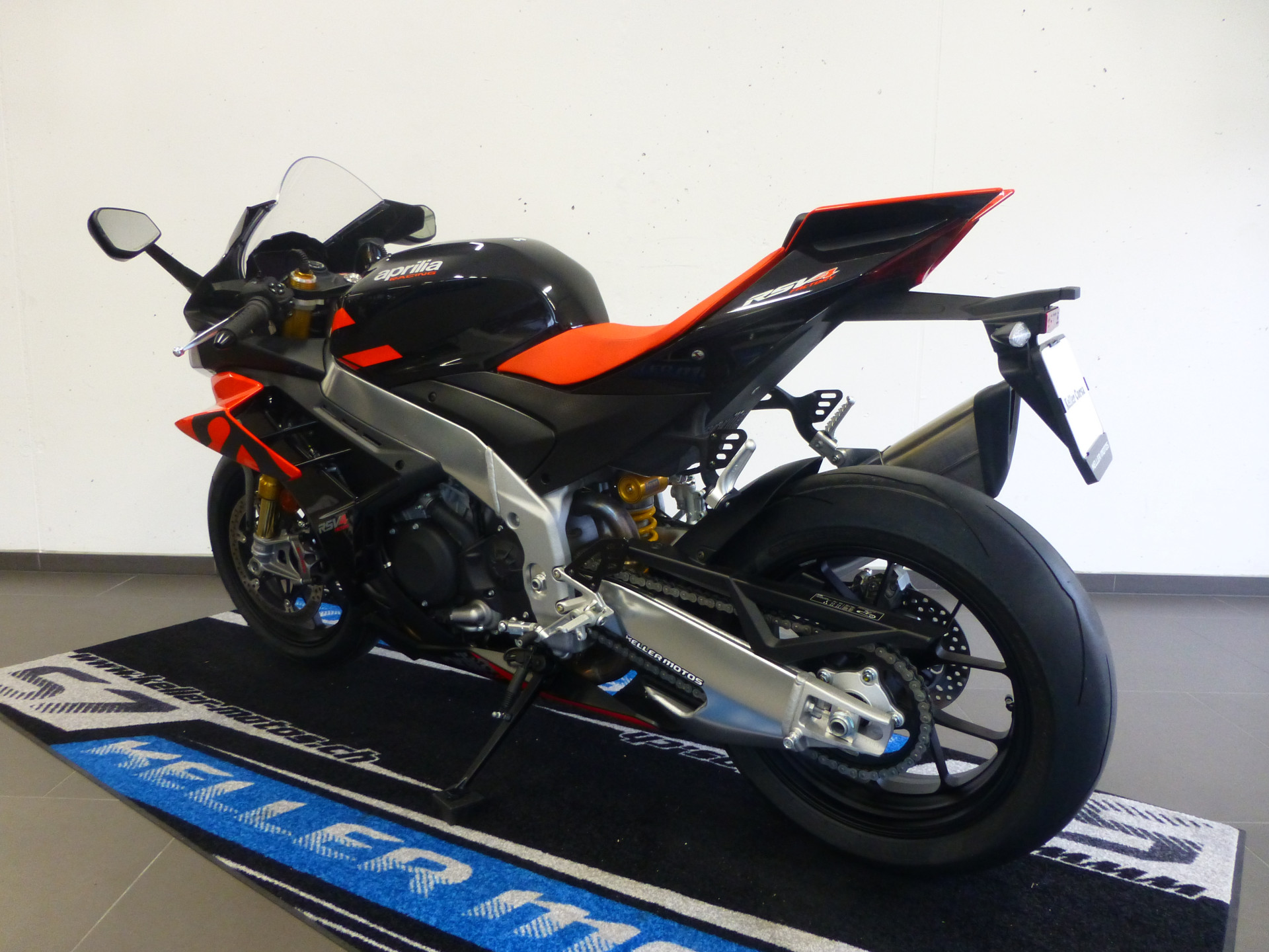 APRILIA RSV4 1100 Factory-image-3
