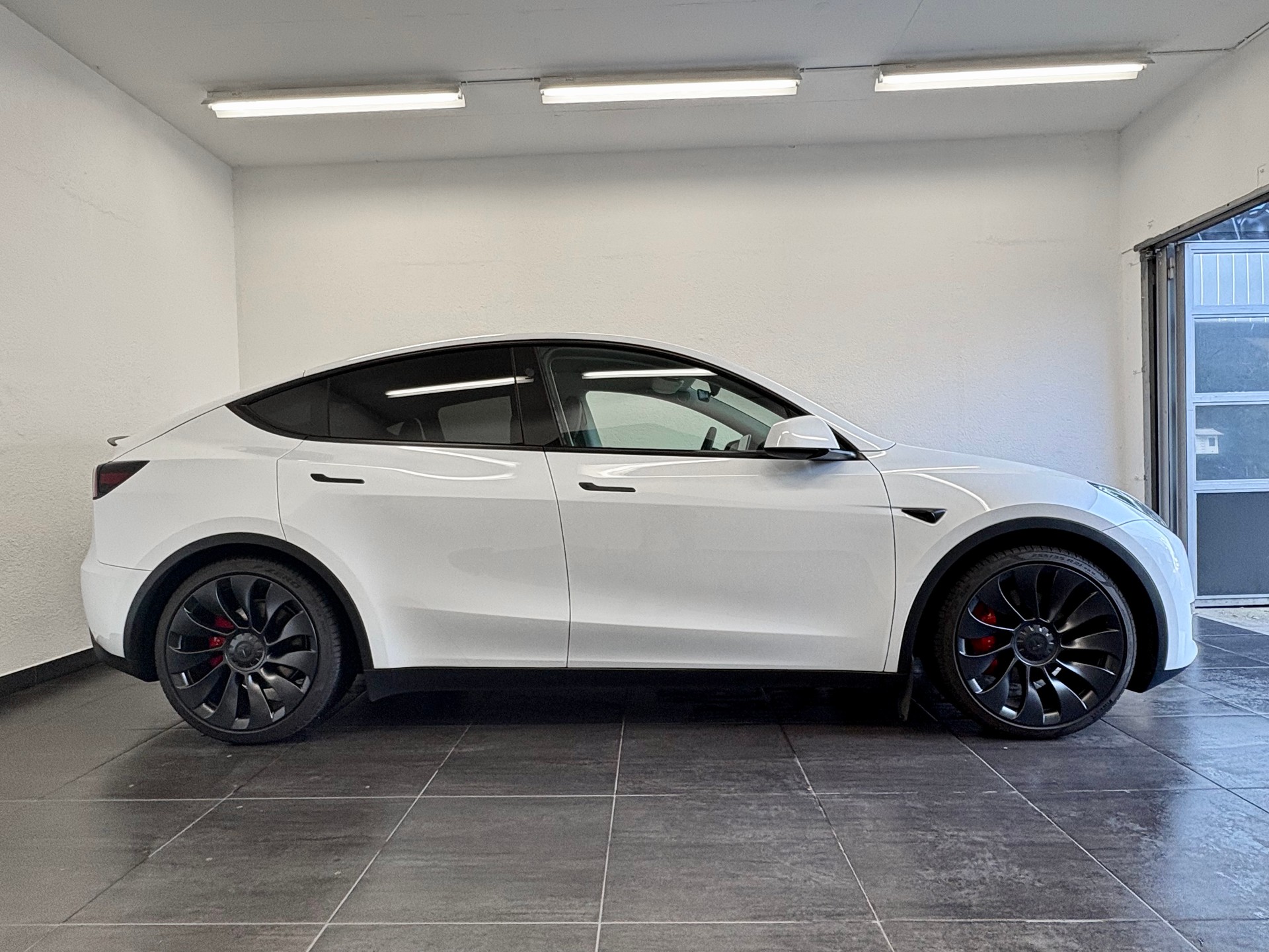 TESLA Model Y Performance-showroom-element-3