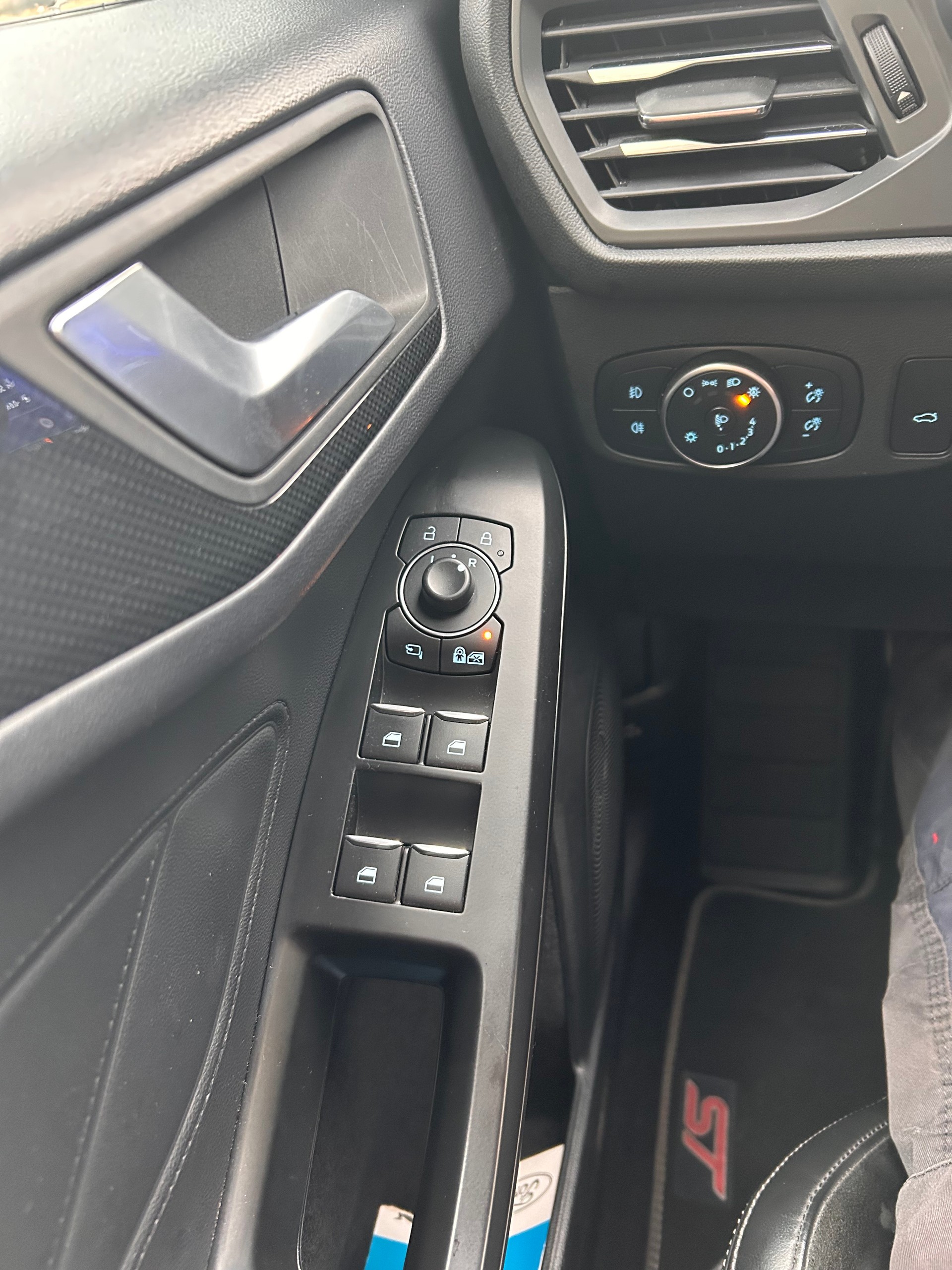 FORD Focus ST 2.3 Styling Paket Automat-image-11