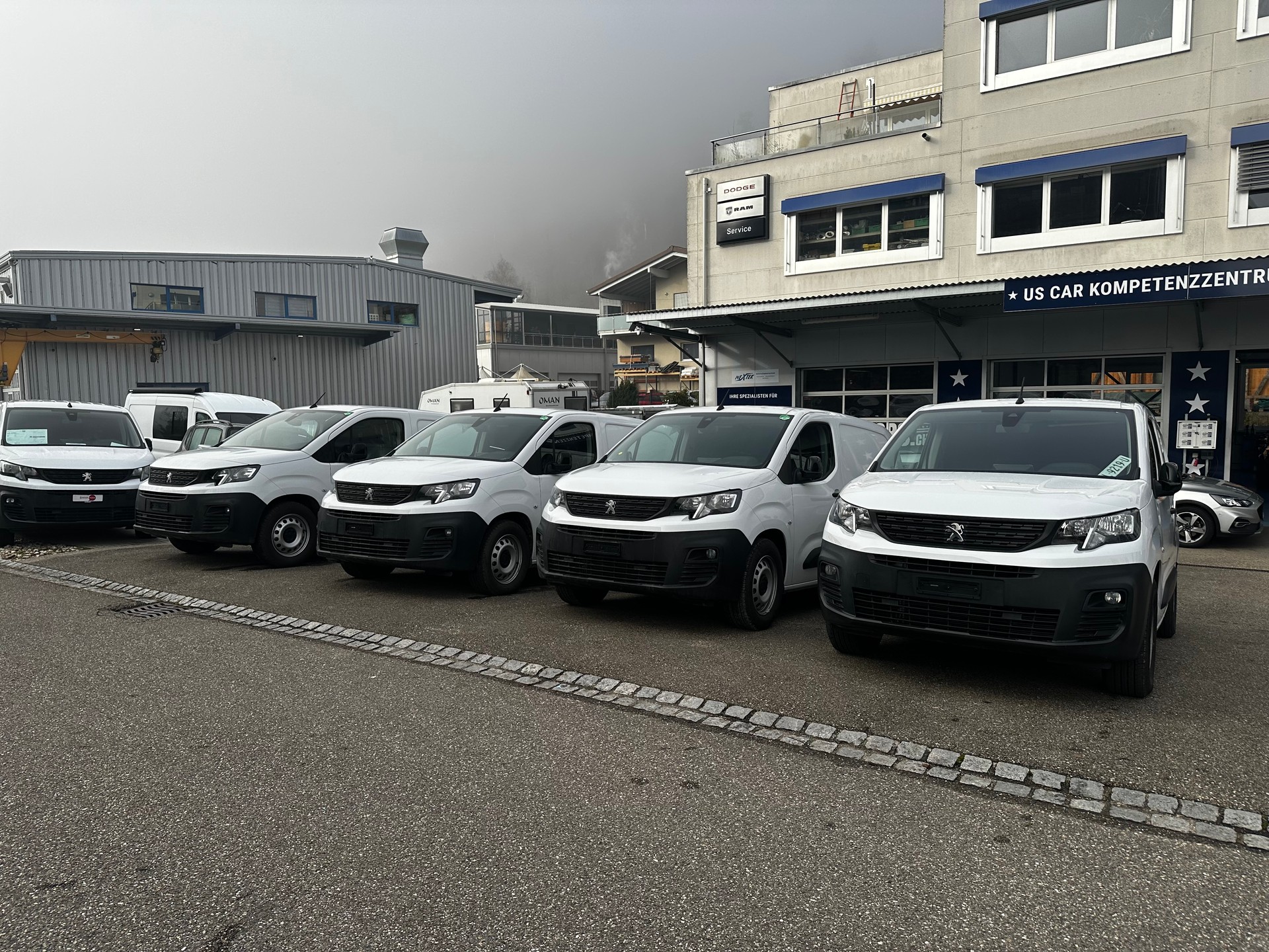 PEUGEOT e-Partner Long 50kWh Premium-image-13