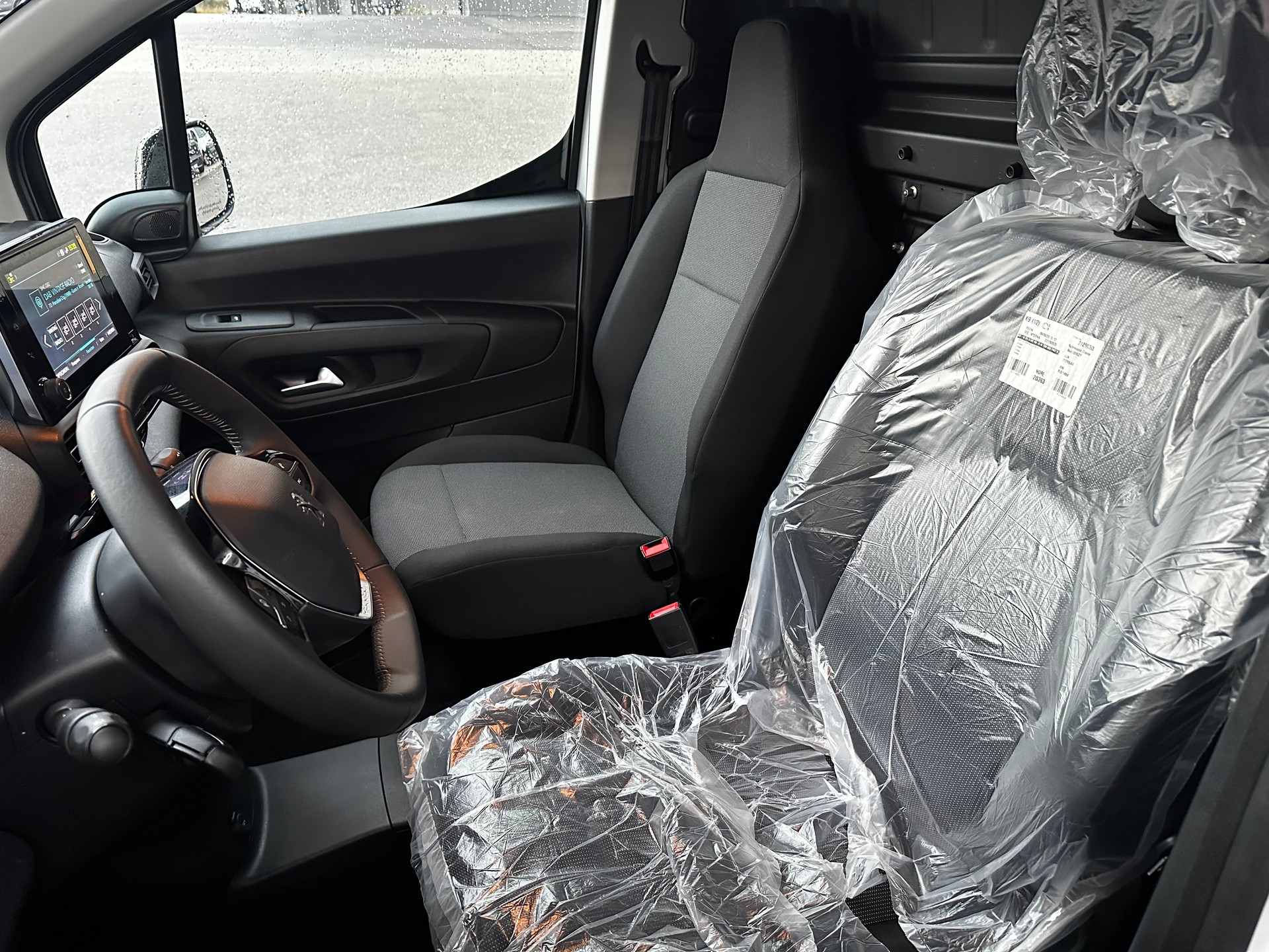 PEUGEOT e-Partner Long 50kWh Premium-image-11